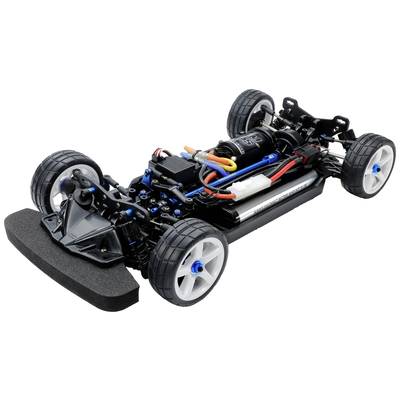 Ein ferngesteuertes Autochassis mit sichtbaren Motoren, Batterie und Kabeln, auf vier Rädern. Modell für elektrische RC-Fahrzeuge.
