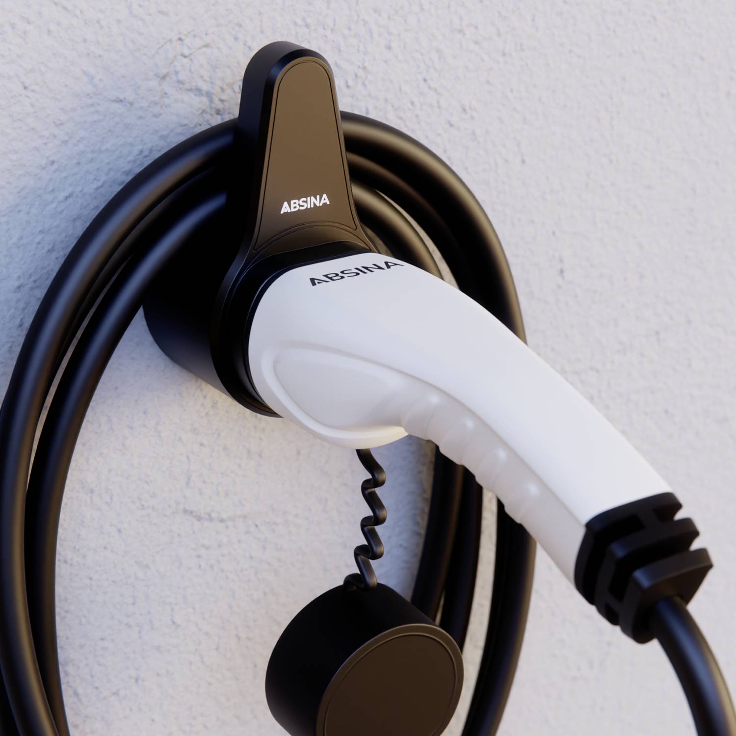 Ein an der Wand montiertes Ladekabel für Elektrofahrzeuge, aufgerollt und gesichert, trägt die Aufschrift 'ABSINA'.