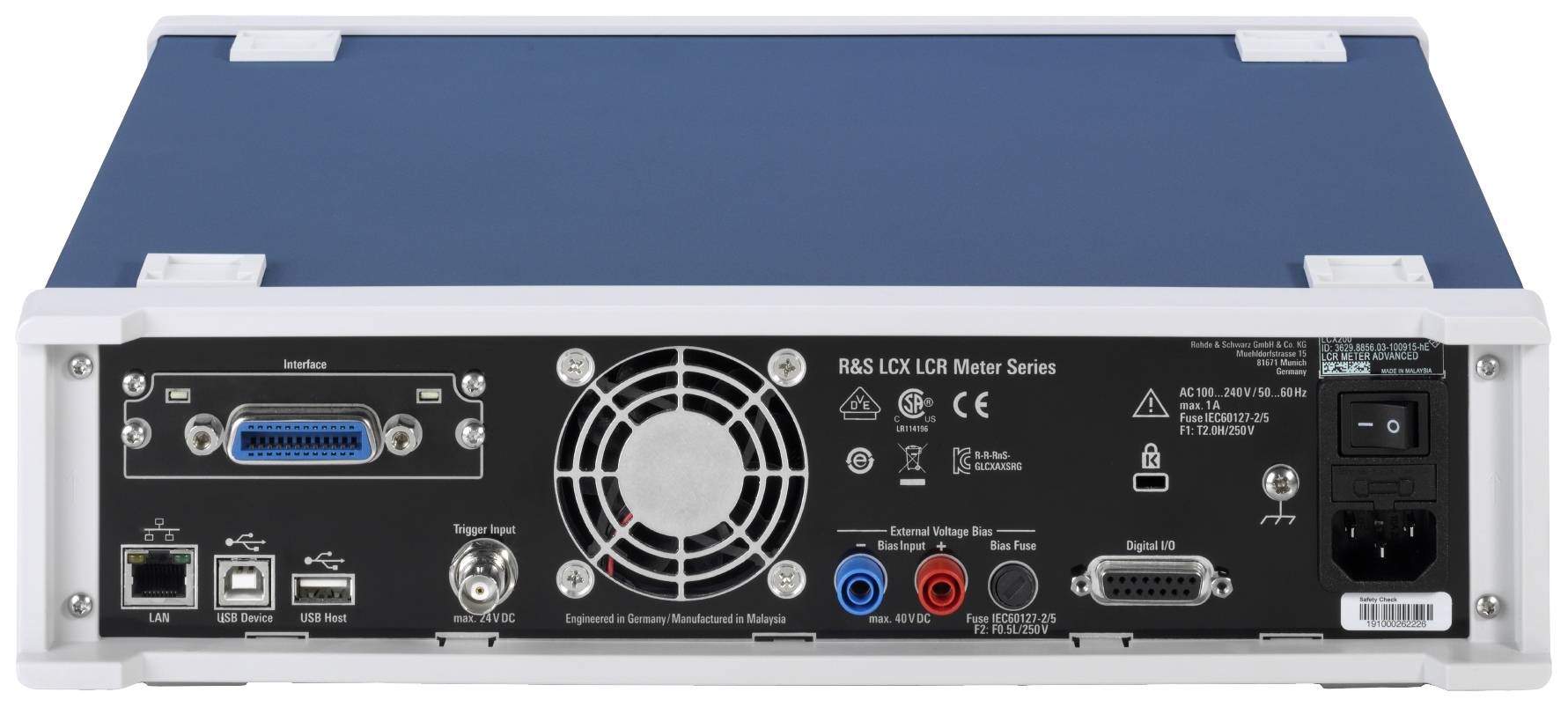 Rückseite eines elektrischen Prüfgeräts mit mehreren Anschlussmöglichkeiten, einschließlich Stromkabel, USB- und Netzkabelanschlüssen.