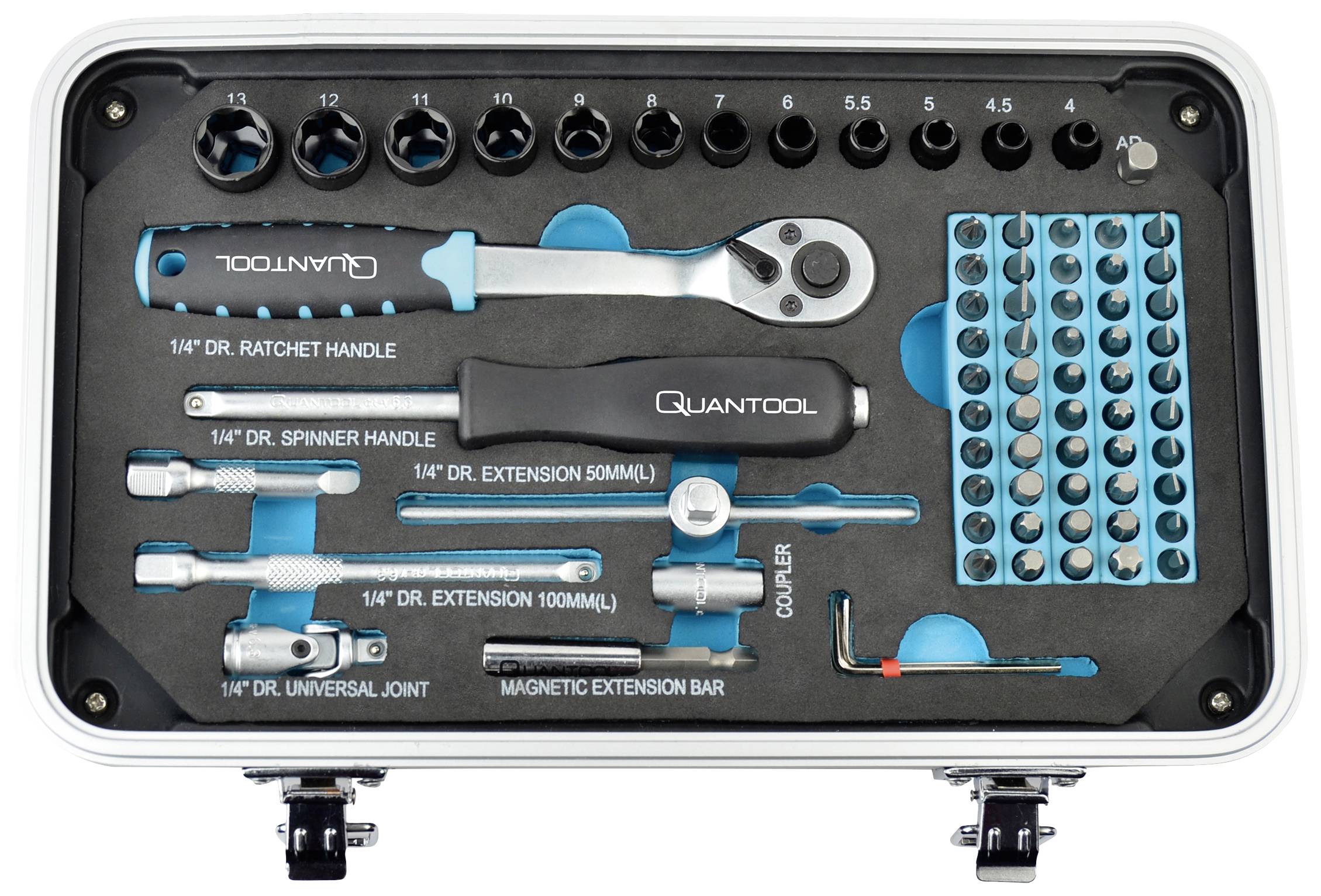 Werkzeugkoffer mit Ratsche, Verlängerungsstangen und verschiedenen Steckschlüsseleinsätzen. Organisation und Größenangaben sichtbar.
