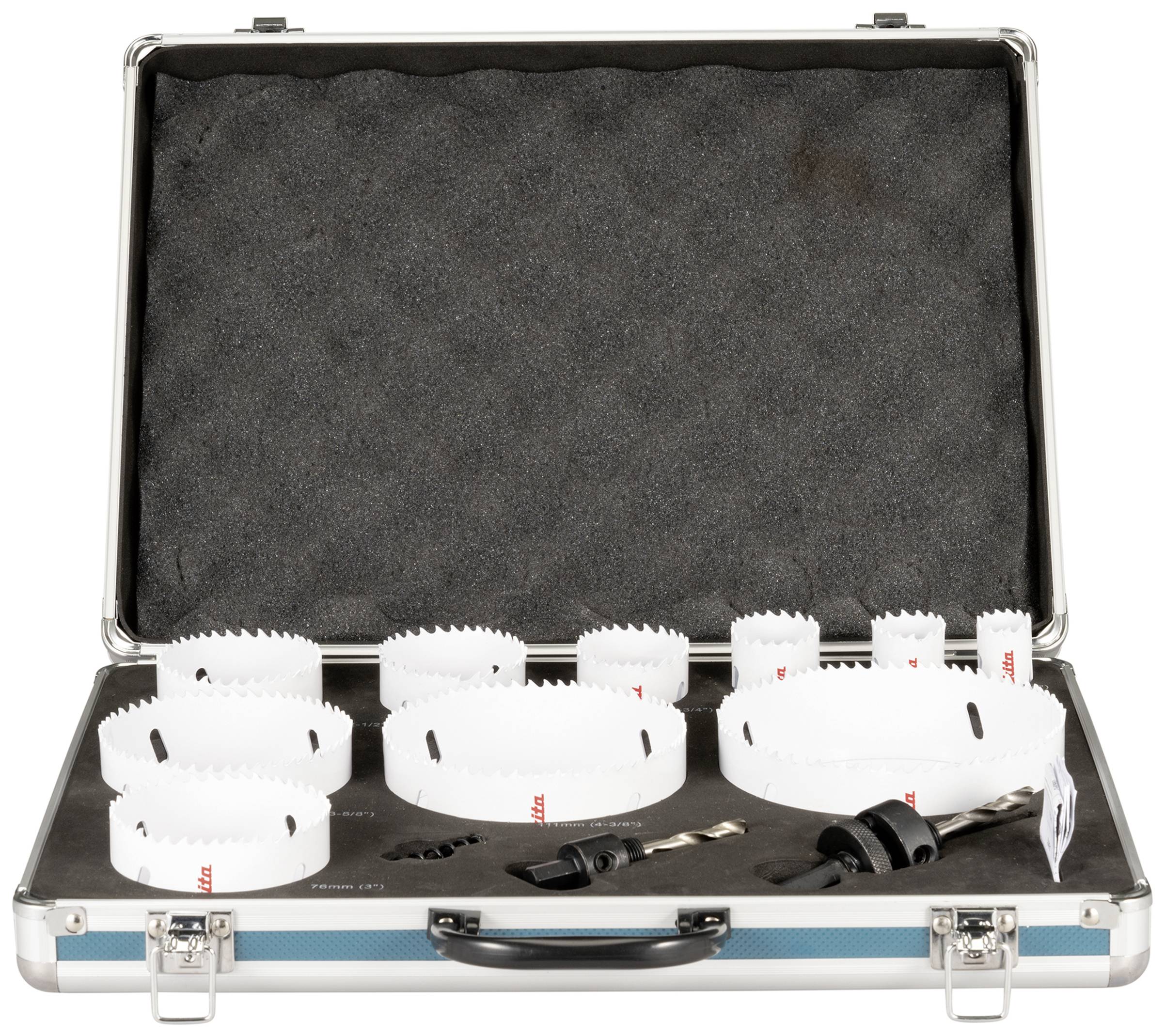 Ein Koffer mit verschiedenen Lochsägen und Zubehör, ordentlich in gepolsterten Fächern angeordnet. Enthält Sägeblätter und Aufsätze.