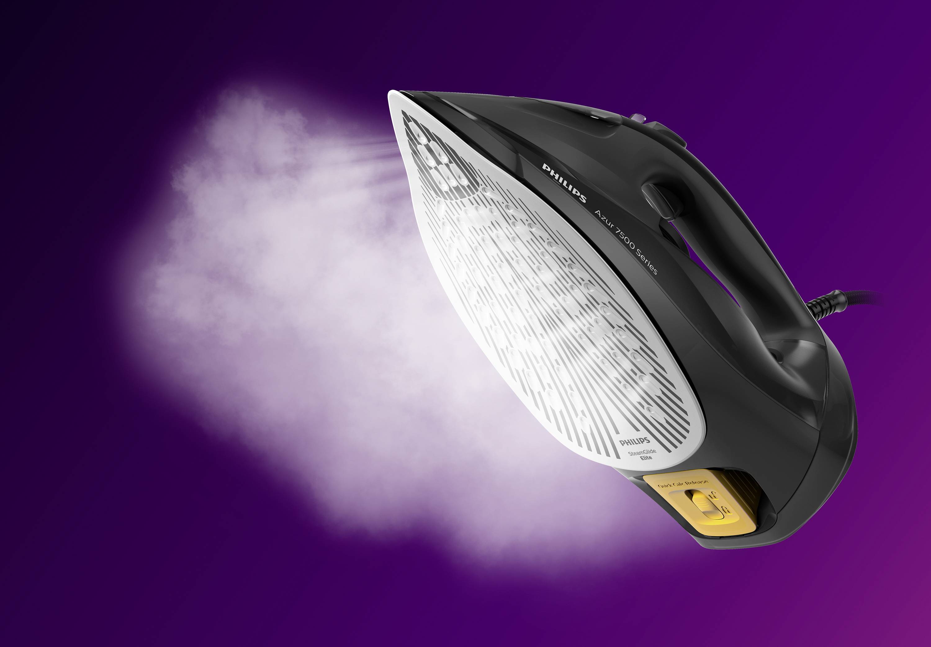 Ein schwarzes Dampfbügeleisen stößt Dampf aus, vor einem violetten Hintergrund. Es zeigt effektiv die Dampffunktion.