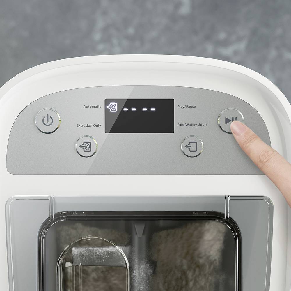 Eine Hand drückt den Startknopf einer Waschmaschine. Das Bedienfeld zeigt Einstellungen wie 'Automatik', 'Wasserzugabe' und 'Extraktion'.