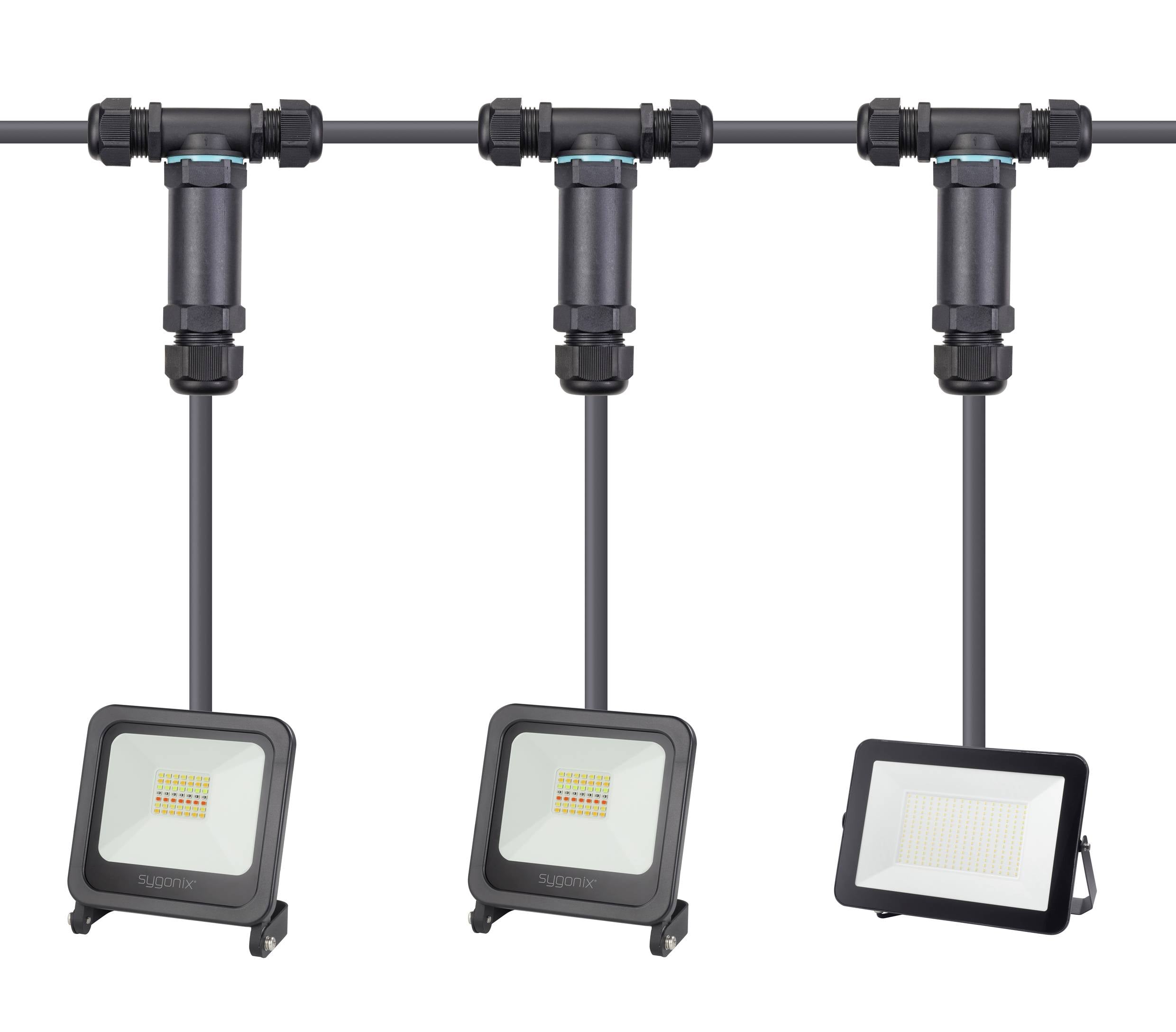 Drei schwarze LED-Flutlichter hängen an einer Stromleitung. Jedes Licht ist über eine Kabelverbindung mit der Leitung verbunden.