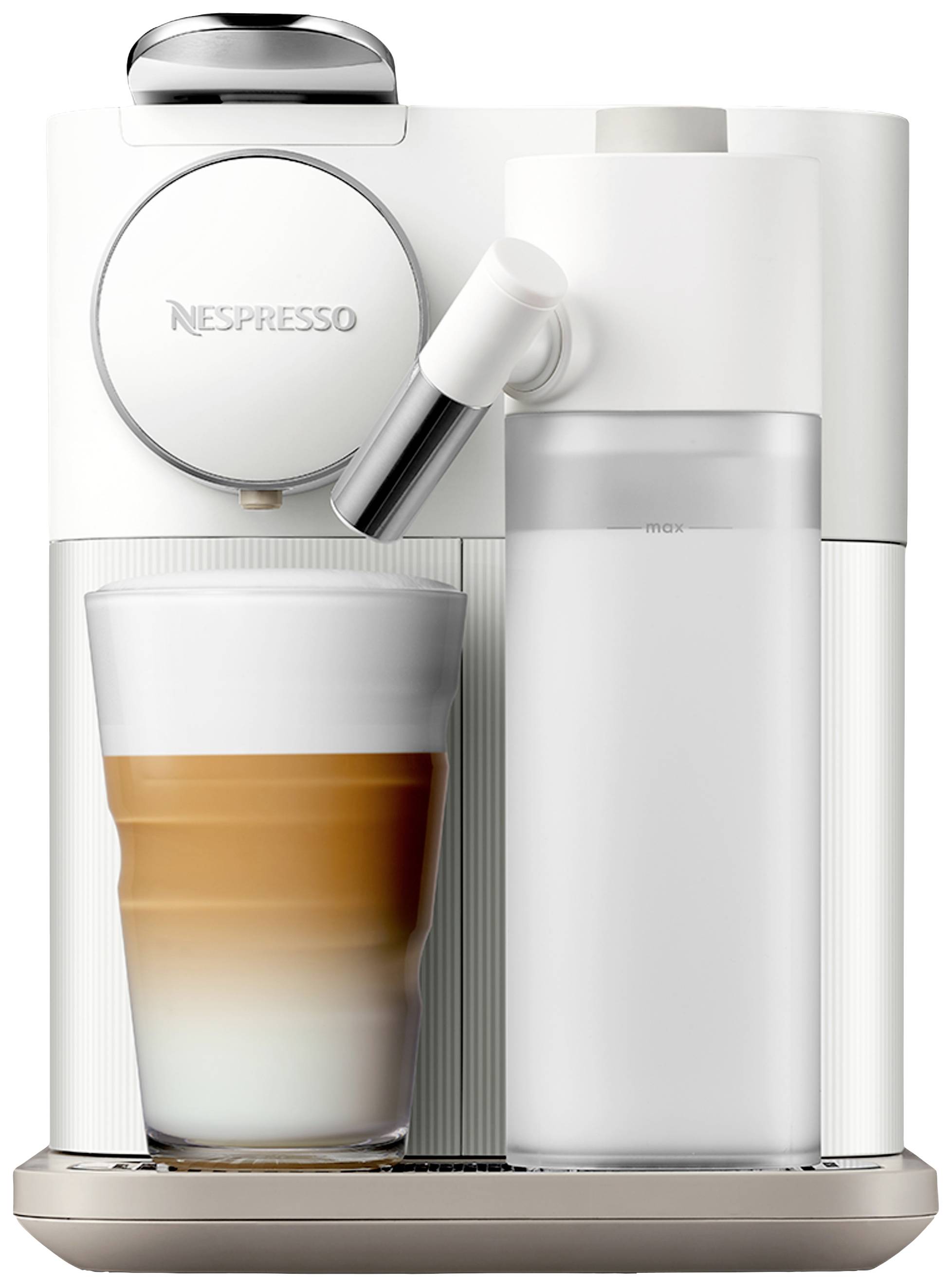 Weiße Nespresso-Kaffeemaschine mit Milchaufschäumer und einem Glas Latte Macchiato, auf einer glatten, hellen Oberfläche stehend.