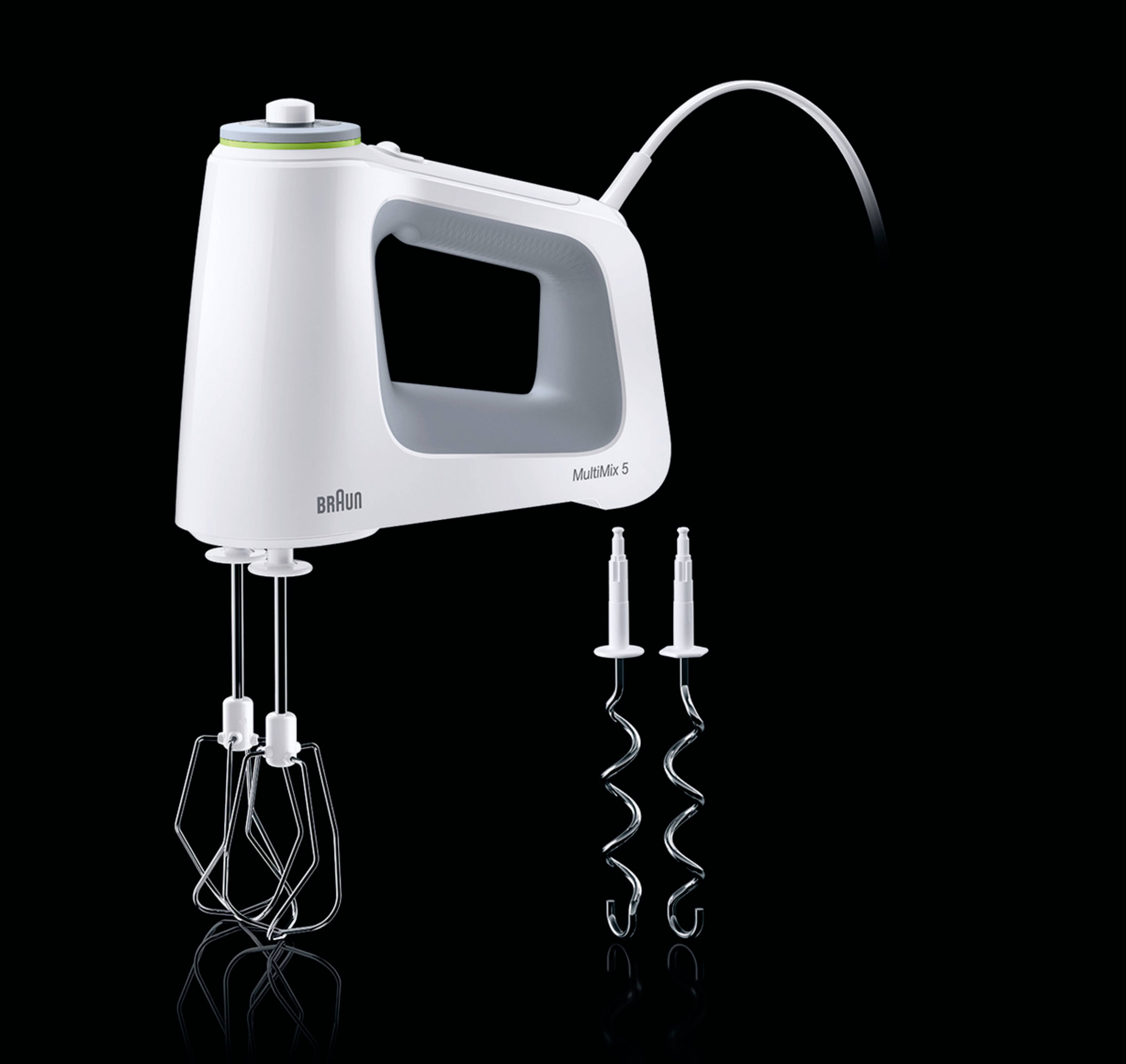 Ein weißer Handmixer mit zwei Rührbesen und zwei Knethaken auf schwarzem Hintergrund. Kabel hinten angesteckt. Marke 'Braun'.