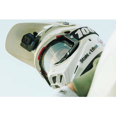 Ein Motorradfahrer mit Helm und montierter Kamera blickt konzentriert nach vorn. Der Helm trägt die Aufschrift 'State of Ethos'.