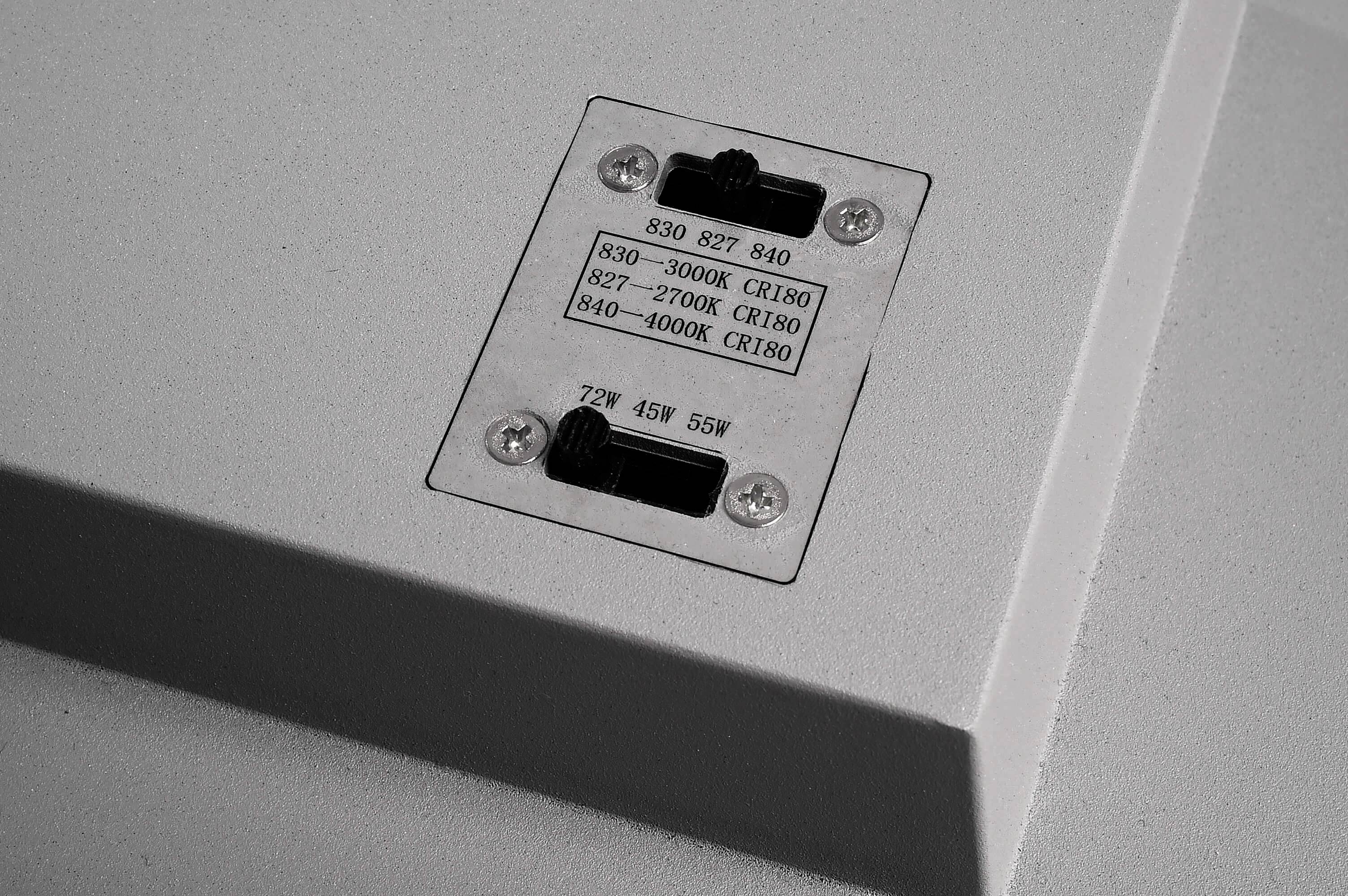 Schalterplatte auf einem Gerät mit Auswahlmöglichkeiten für verschiedene Farbtemperaturen (3000K, 2700K, 4000K) und Leistungsstärken (72W, 45W, 55W).