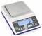 Digitale Tischwaage mit Edelstahlteller und LCD-Display, zeigt '0 pcs'. Bedienfeld mit Tasten für Tara, Stückzählung und weitere Funktionen.