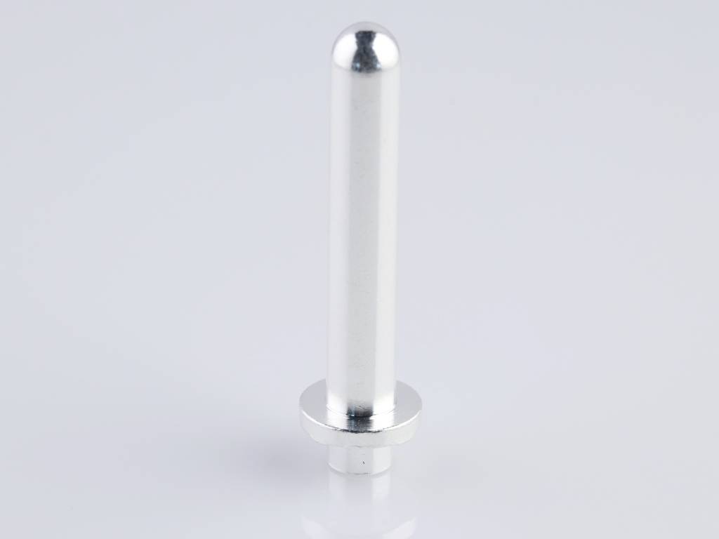 Silberfarbener Metallstift auf hellem Hintergrund; steht senkrecht.