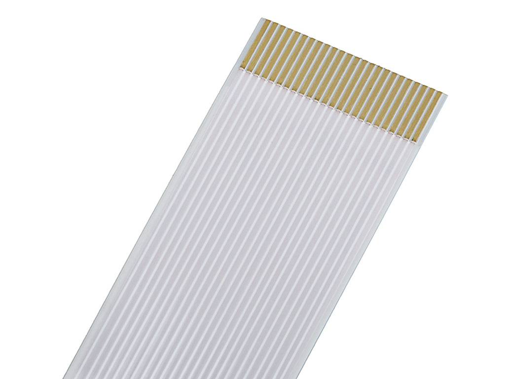 Flachbandkabel mit weißen und goldenen Leitern, verwendet für elektronische Verbindungen, auf weißem Hintergrund.