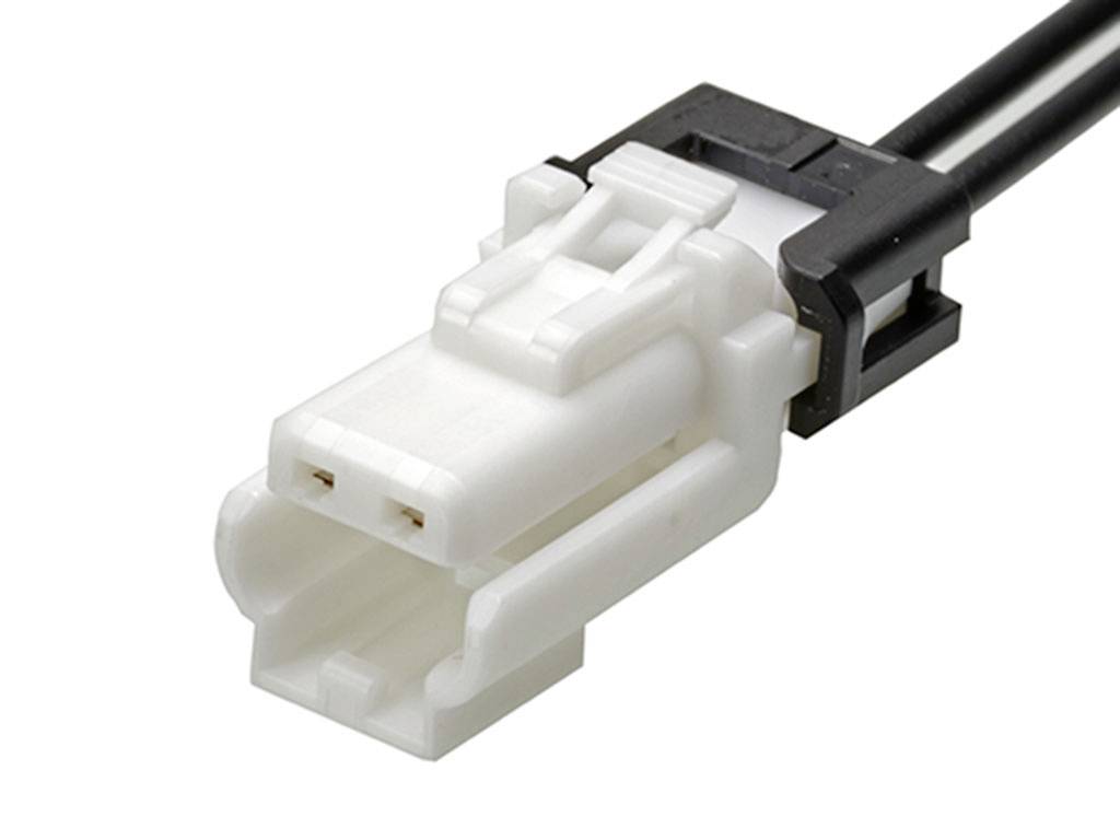 Nahaufnahme eines weißen elektrischen Steckers mit zwei Anschlüssen und schwarzem Kabel im Hintergrund.