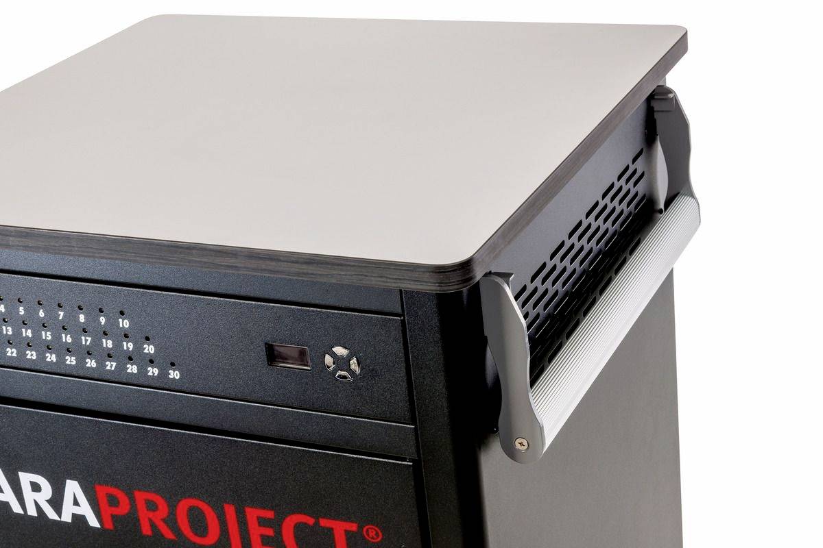 'Schwarzer Technikwagen mit silberner Oberfläche, seitlichem Griff und mehreren numerierten Schaltern, möglicherweise für Projektmanagement oder IT-Systeme.'