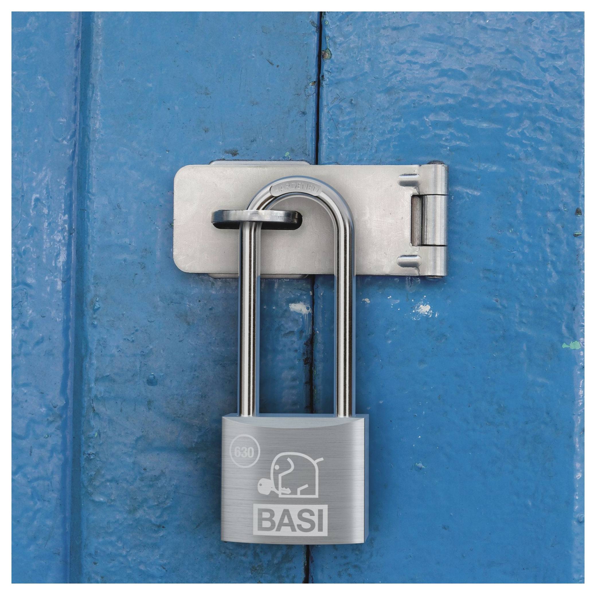 Silbernes Vorhängeschloss, das einen blauen Metalltürriegel sichert, mit BASI-Logo auf dem Schlossgehäuse.