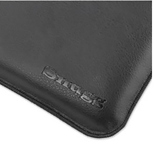 Schwarze Laptoptasche aus Leder mit abgerundeten Ecken, auf der das Logo 'Snug' eingeprägt ist.