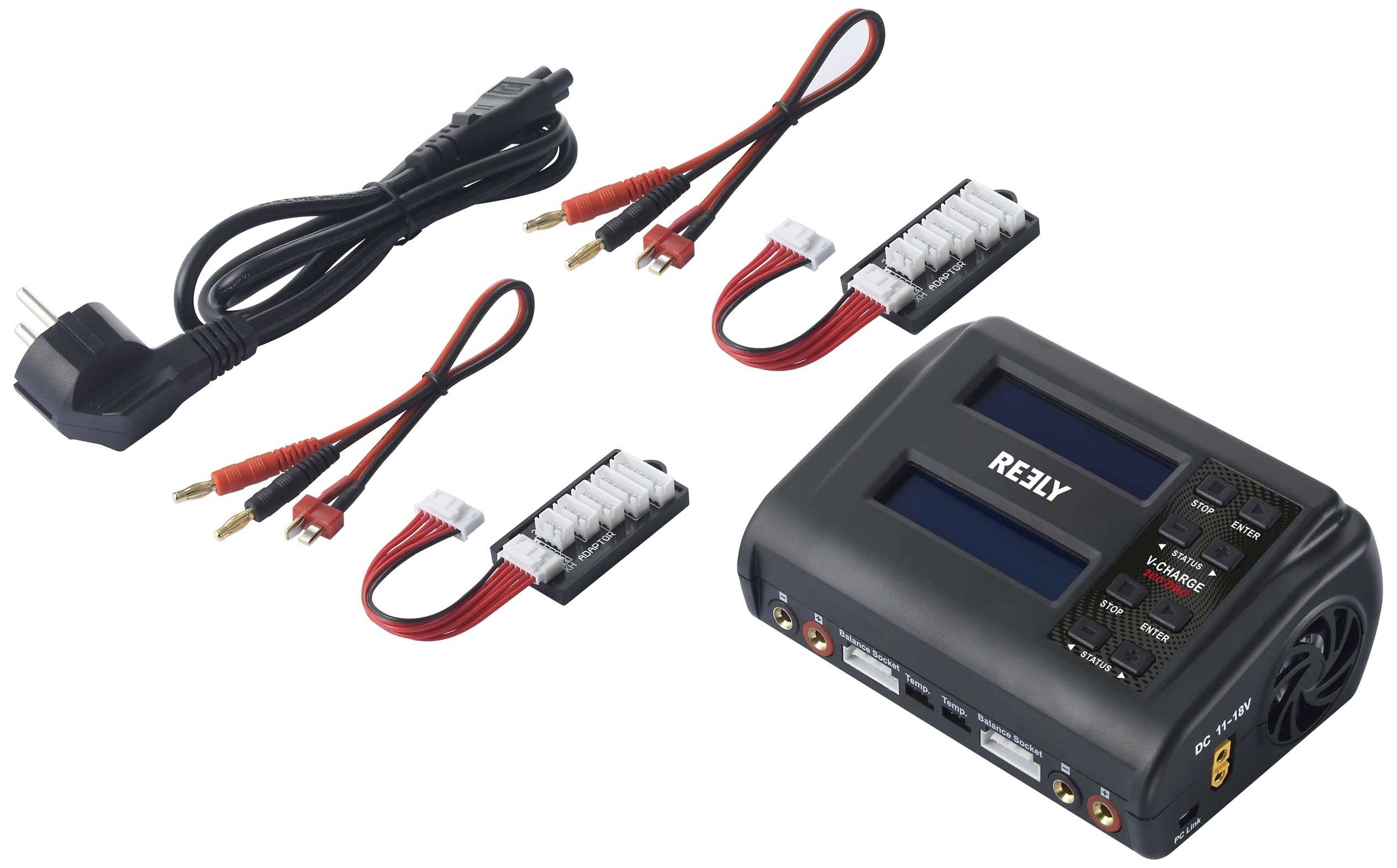 Ein Ladegerät-Set mit Kabeln und Steckern, das zur Akkuaufladung verwendet wird. Enthält ein digitales Display zur Überwachung.