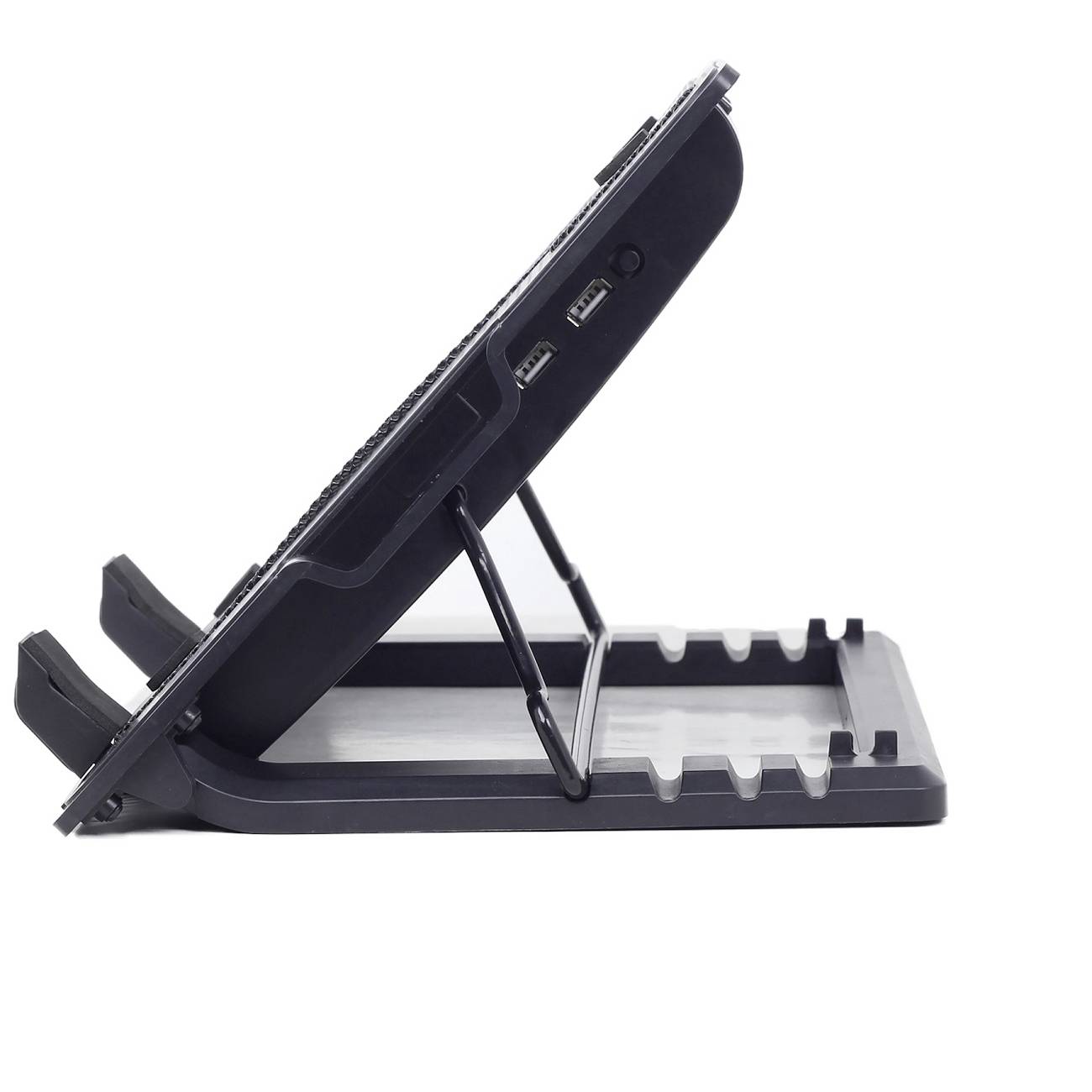 Ein verstellbarer, schwarzer Laptopständer in seitlicher Ansicht, zeigt mehrere Neigungswinkel und USB-Anschlüsse.