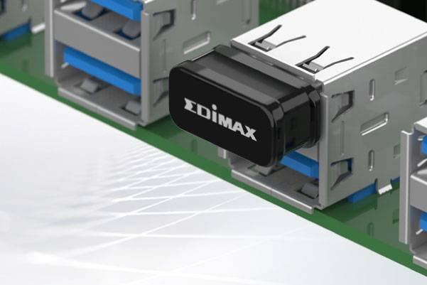 Ein schwarzer USB-WLAN-Adapter von EDIMAX ist in einen USB-Port eines Computers eingesteckt.