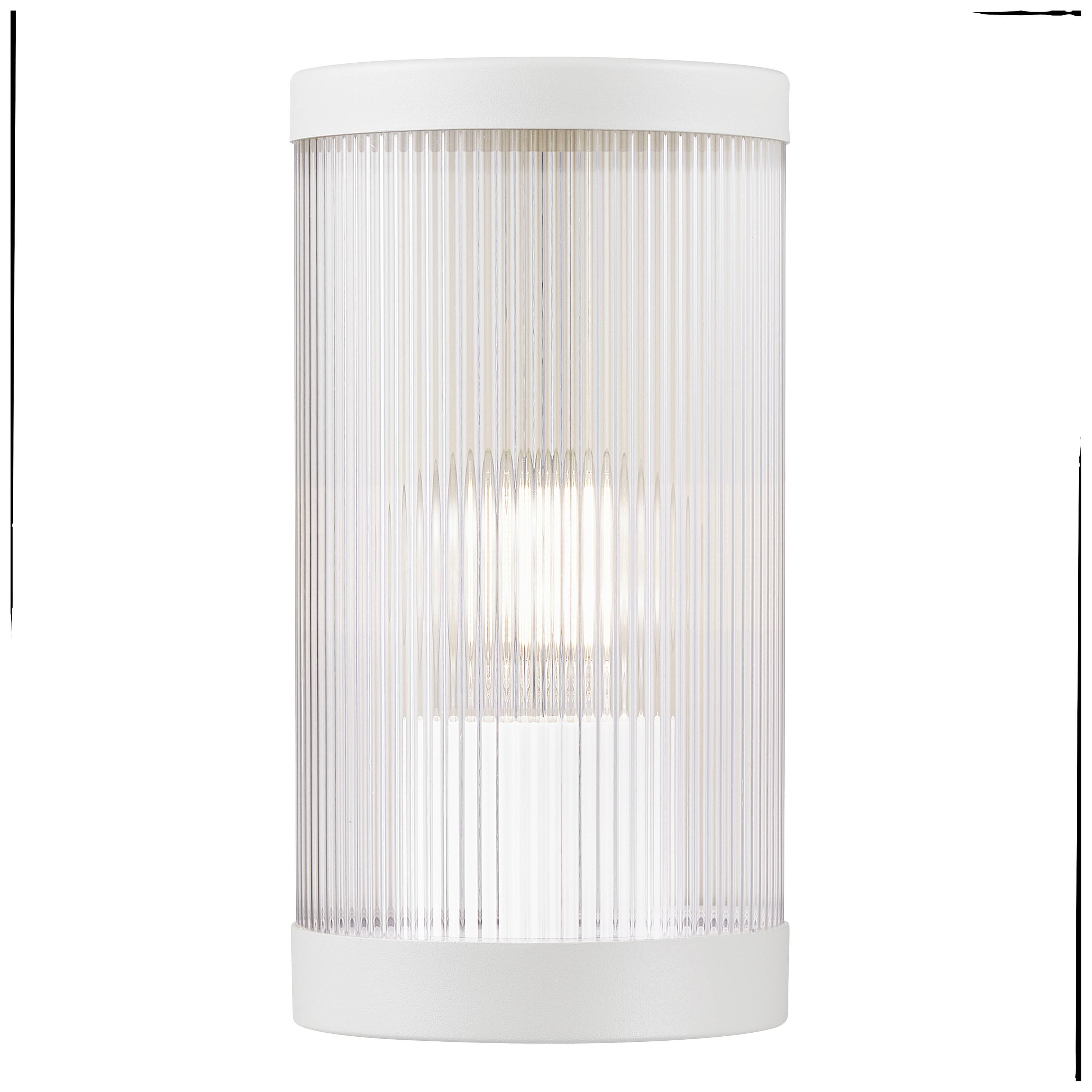 Weiße zylindrische Wandlampe mit geriffelten Glaswänden, die eine Glühlampe umgeben. Modernes, schlichtes Design für Innenbeleuchtung.