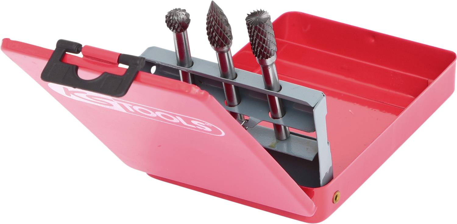 Ein rotes Etui mit drei Metallfräsern unterschiedlicher Form, geöffnet und auf einer weißen Oberfläche liegend.