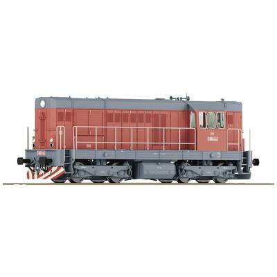 Eine rote Diesellokomotive mit grauen Akzenten, seitlich abgebildet. Sie steht auf Gleisen und ist detailliert gestaltet.