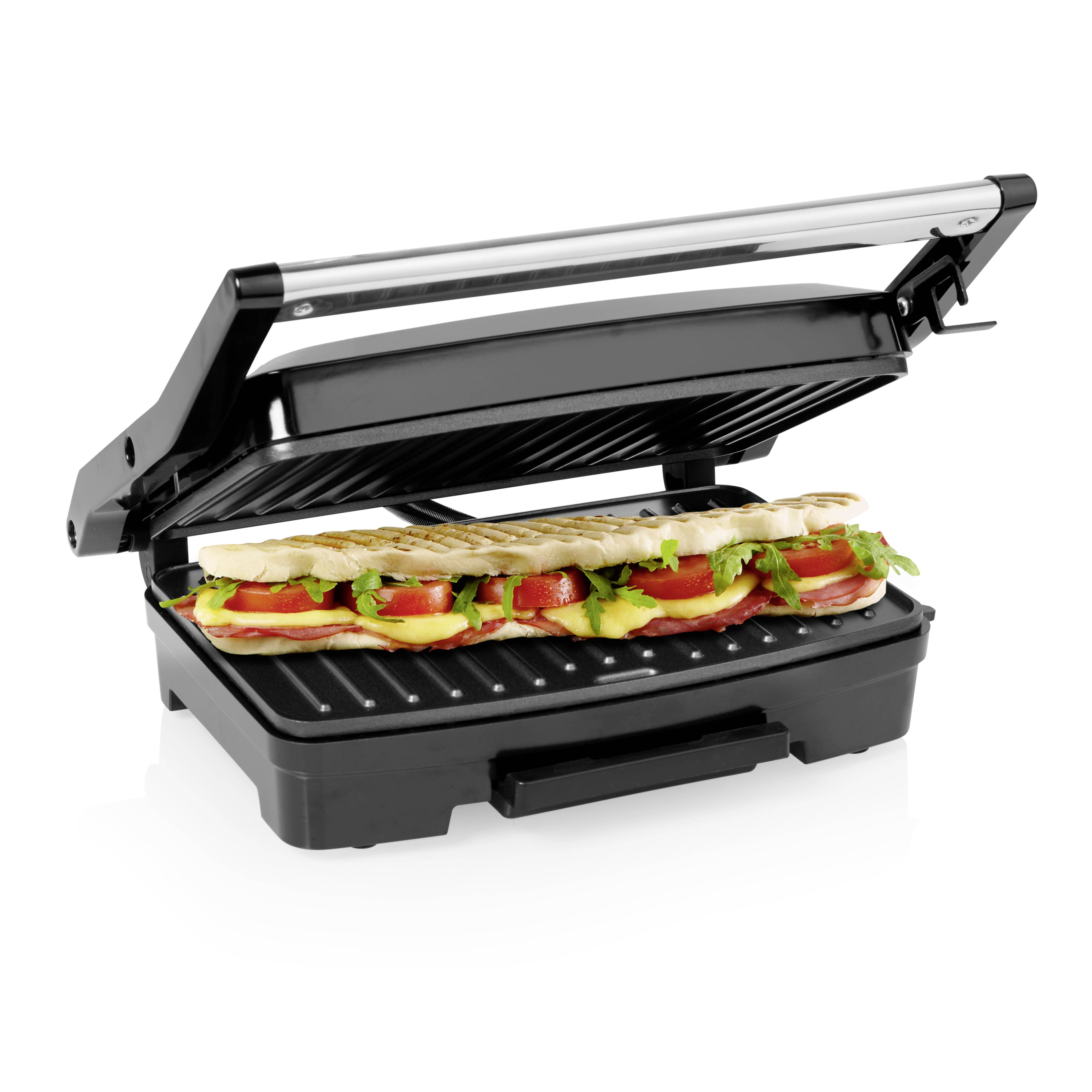 Ein offener Kontaktgrill mit einem langen Panini, belegt mit Tomaten, Käse und Kräutern, bereit zum Grillen.