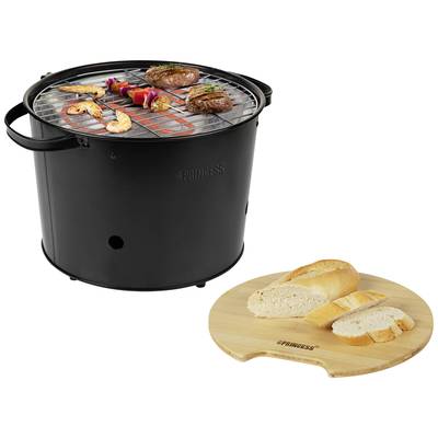 Ein tragbarer, runder Grill mit Garnelen und Fleisch auf dem Rost. Daneben ein Holzbrett mit aufgeschnittenem Baguette.