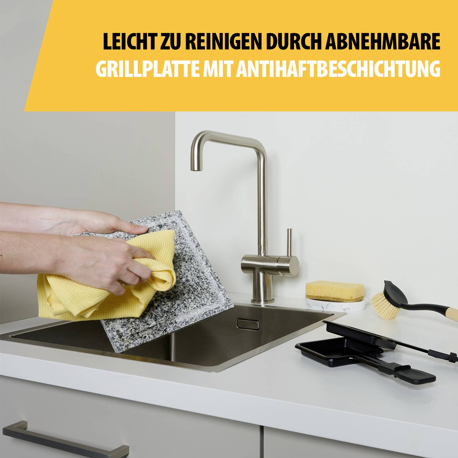 Eine Hand reinigt eine abnehmbare Grillplatte über einem Waschbecken mit Antihafteigenschaften. Text oben: 'Leicht zu reinigen'.