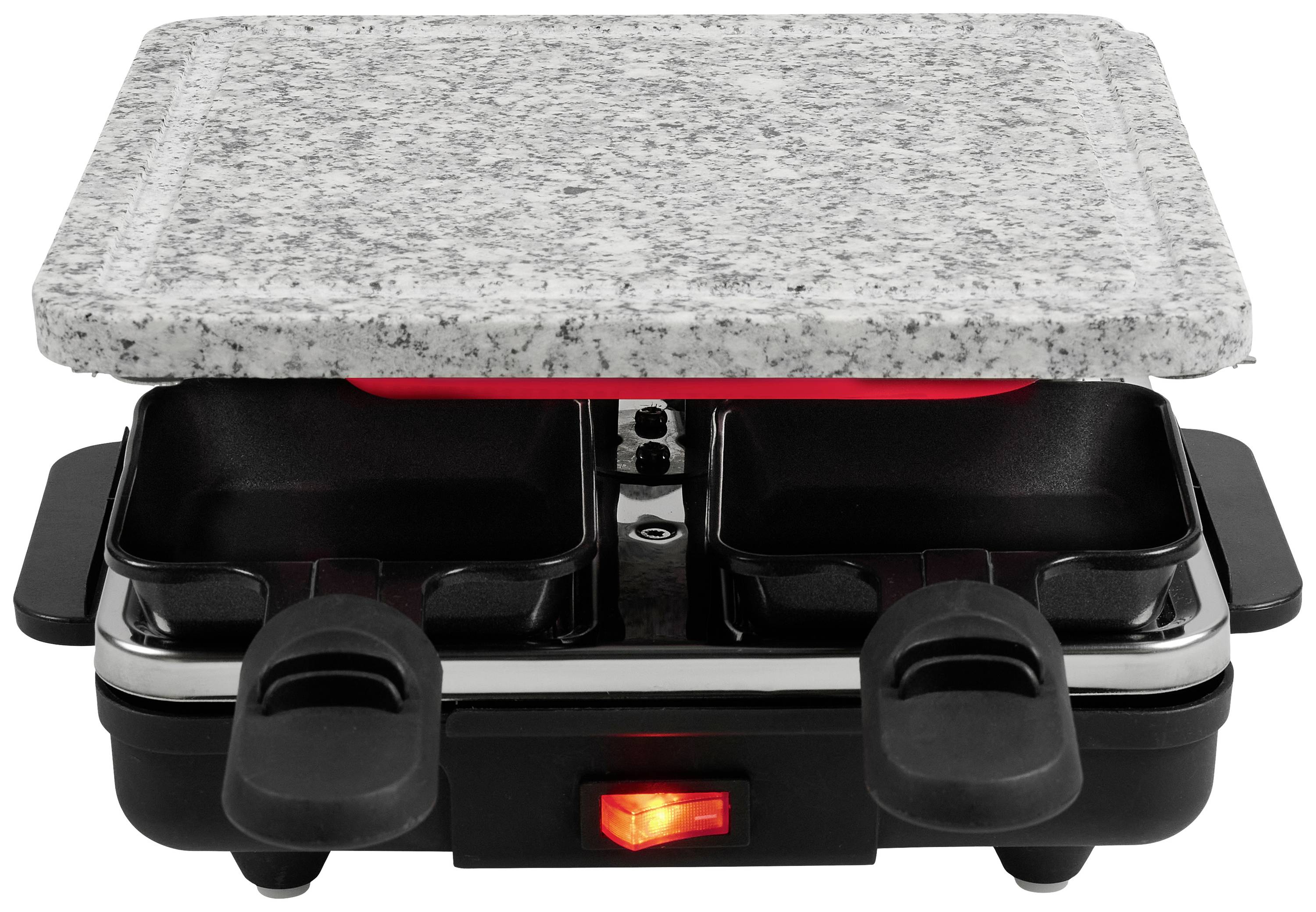 Raclette-Grill mit Steinplatte, darunter zwei Pfännchen. Eine Kontrollleuchte zeigt, dass das Gerät eingeschaltet ist.