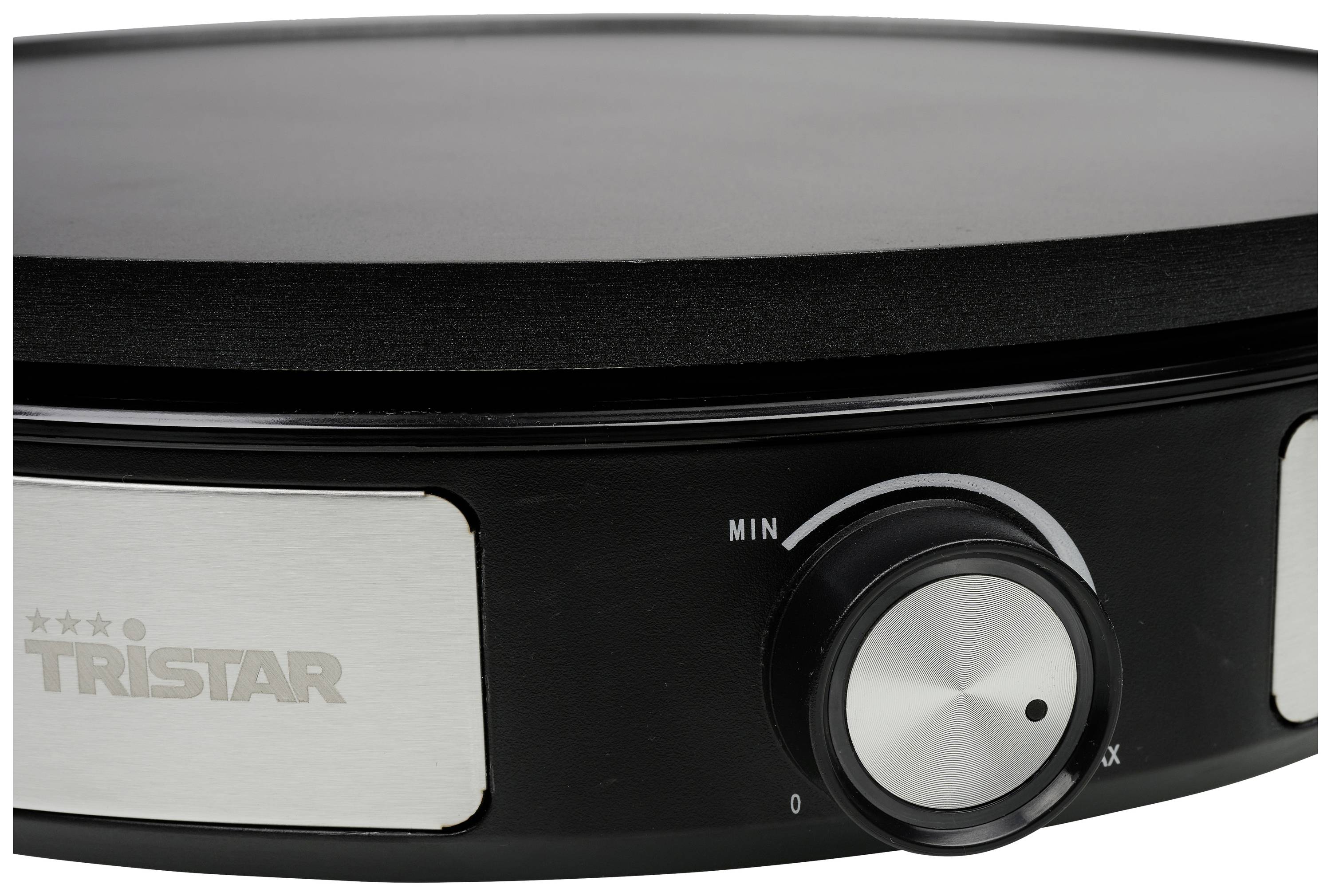 Schwarzes, rundes Küchengerät mit 'Tristar'-Logo, Drehknopf zur Temperatureinstellung von 'min' bis 'max', für Pfannkuchen.