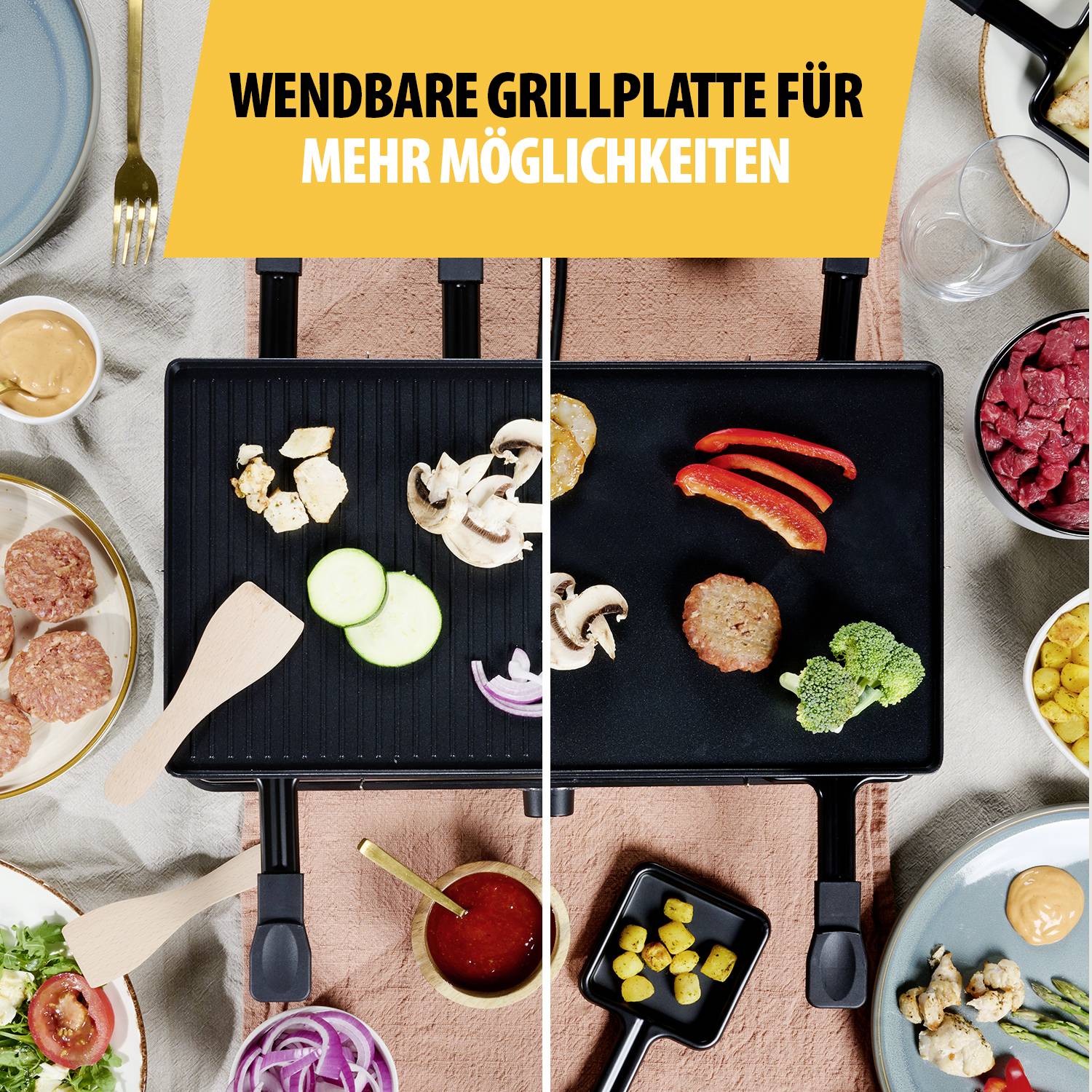 'Wendbare Grillplatte mit Gemüse und Fleisch auf einem Tisch. Links rohe Zutaten, rechts gegrillt. Text: Wendbare Grillplatte für mehr Möglichkeiten.'