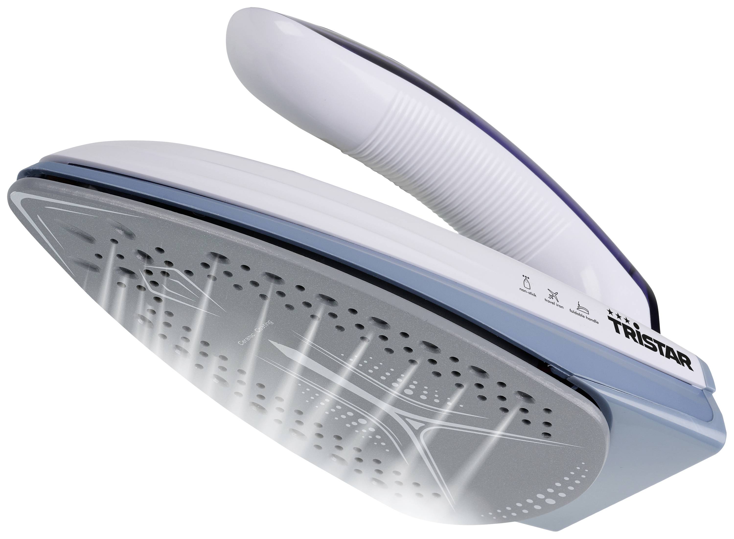 Ein leicht geneigtes weiß-blaues Tristar-Bügeleisen, das die Sohle und das Dampfauslassmuster zeigt.