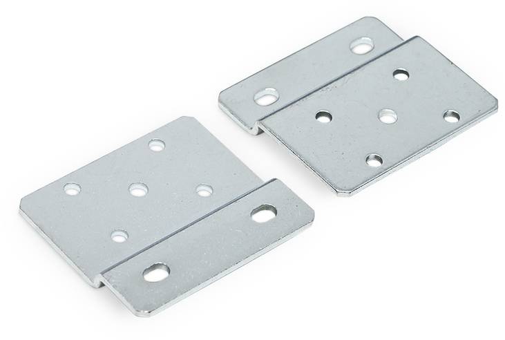 Zwei silberne Metallwinkel mit jeweils fünf Bohrlöchern, auf einer weißen, neutralen Oberfläche liegend.