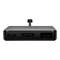 Ein schwarzes elektronisches Gerät mit Anschlüssen: USB-C, HDMI und USB-A. Vorderansicht mit sichtbarer Kabelverbindung oben.