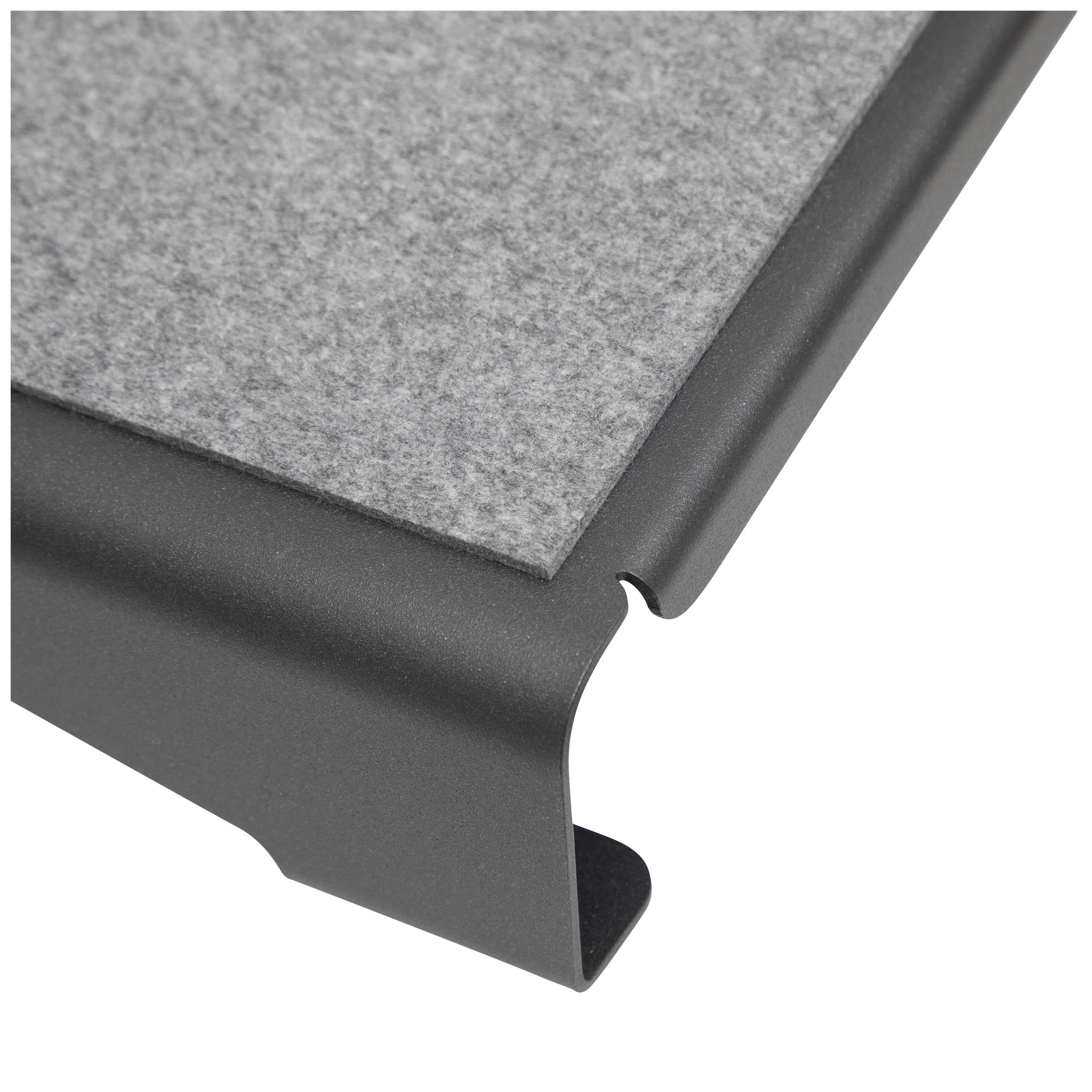 Grau-schwarz farbige Ecke eines rechteckigen Objekts mit einer texturierten Oberfläche, möglicherweise Teil eines Möbels.