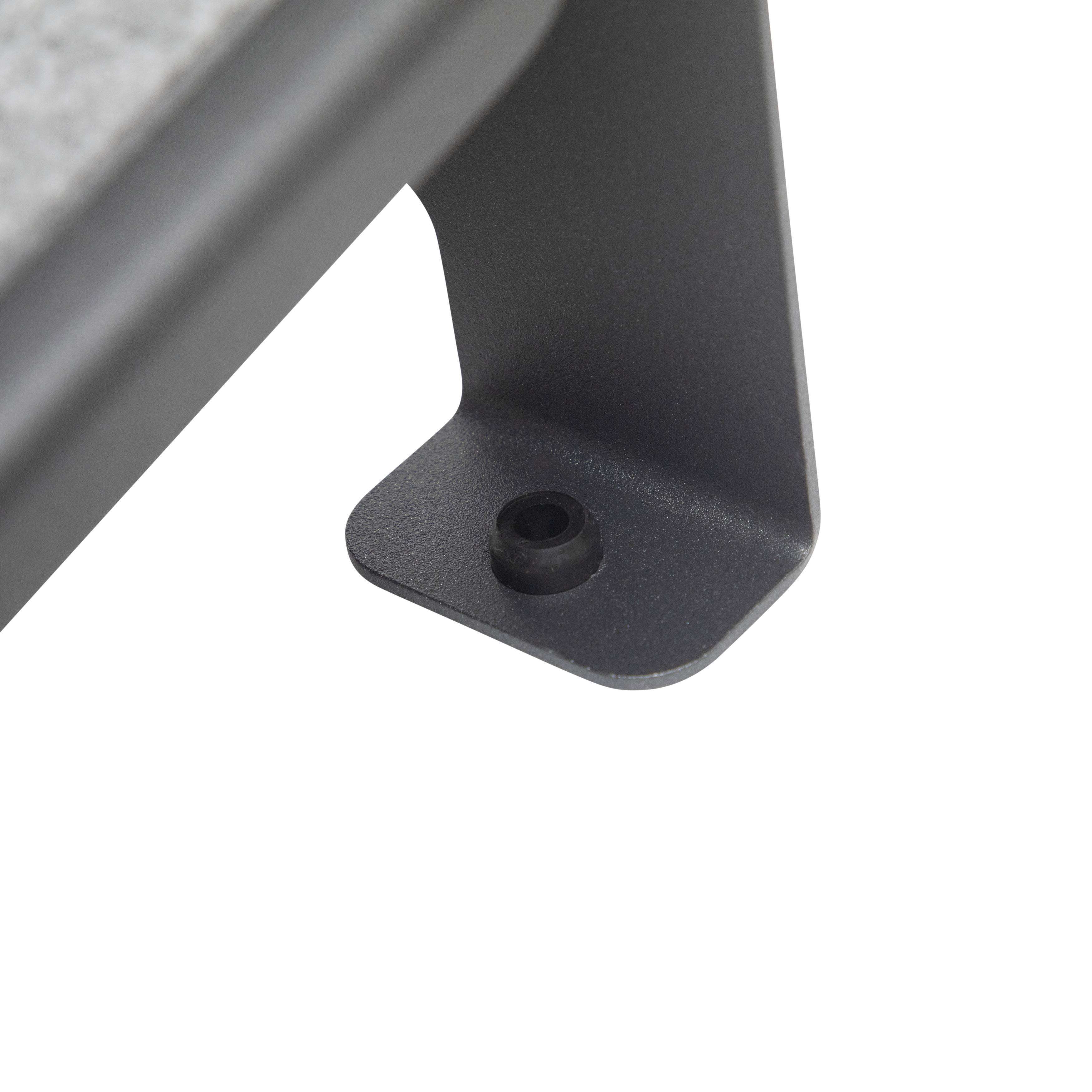 Nahaufnahme eines schwarzen Metallwinkels mit einem kleinen Loch, vermutlich für die Befestigung, montiert an einer grauen Oberfläche.