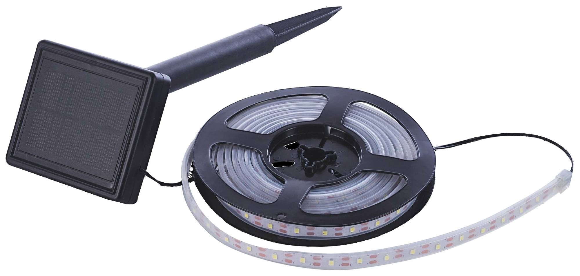 Solarbetriebene LED-Lichterkette, kompakt aufgerollt, mit Solarpanel im Hintergrund und angefügtem Erdspieß.