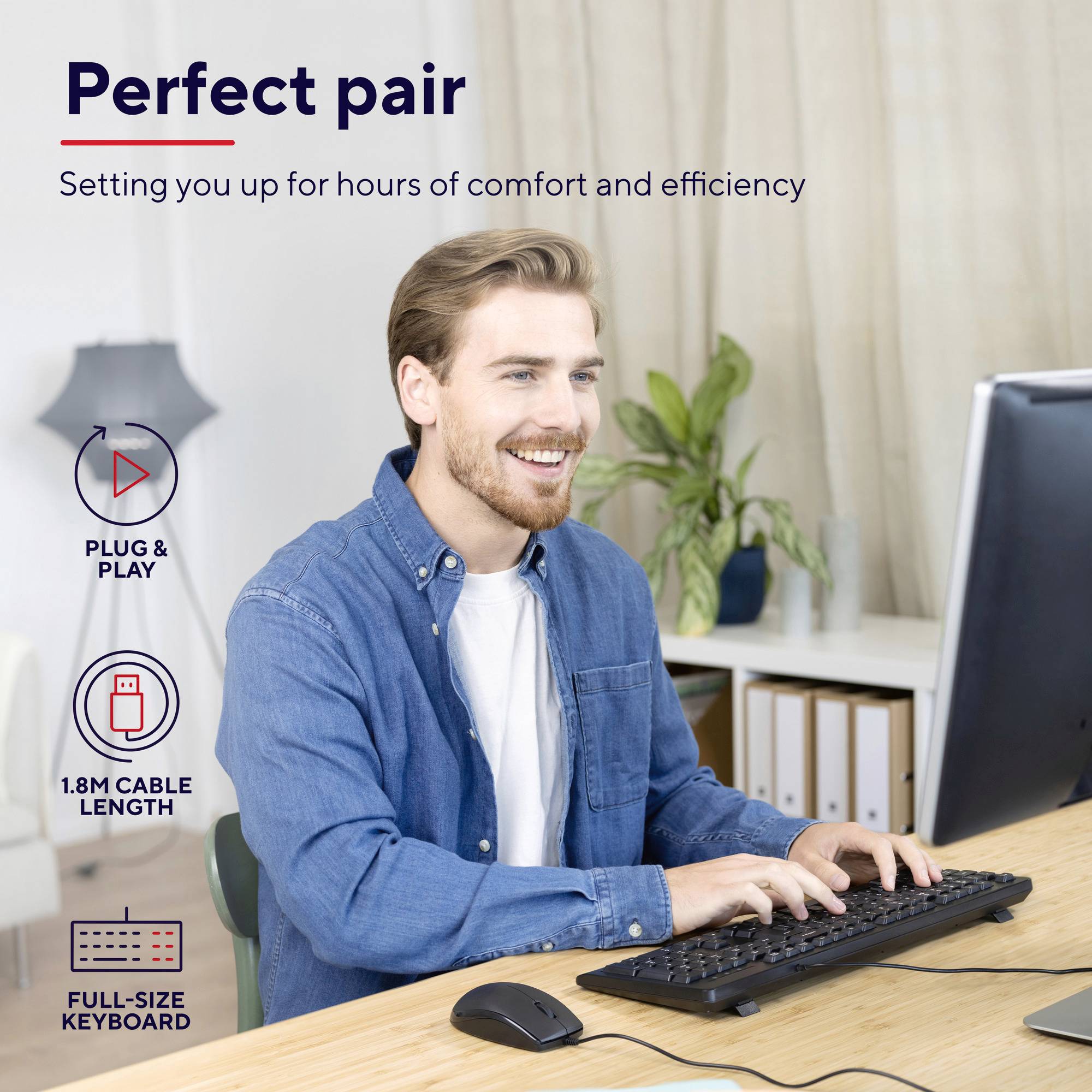 Mann sitzt an einem Schreibtisch, arbeitet am Computer, trägt Kopfhörer. Neben ihm Text: "Perfect pair" und Details zu Kabel und Anschluss.