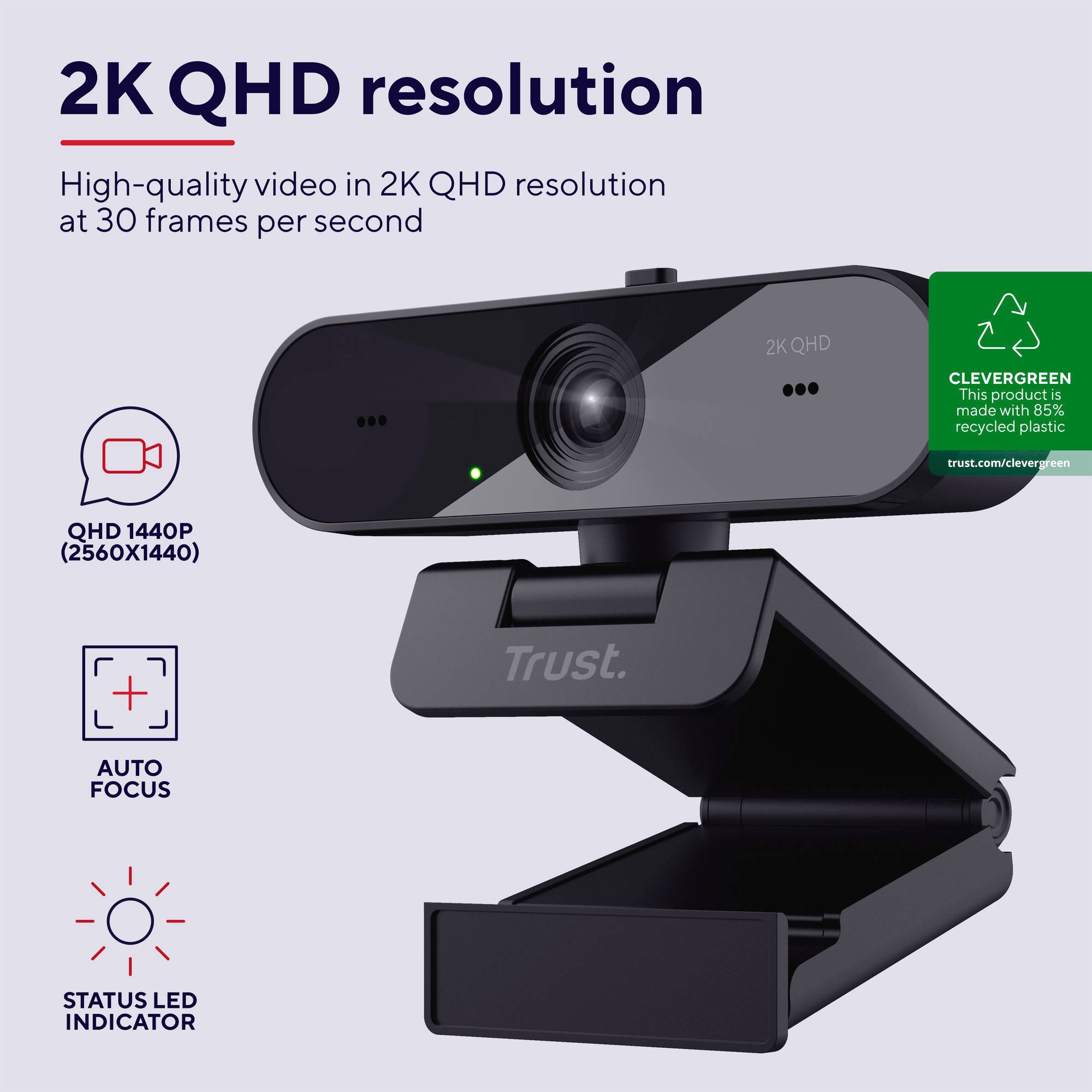 Eine schwarze Webcam auf einem Ständer, 2K QHD-Auflösung, 30 FPS, QHD 1440P (2560x1440), Auto-Fokus, Status-LED-Anzeige, grünes Siegel 'Diese Produktverpackung ist zu 100 % recycelbar'.