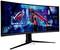 Ein gebogener Gaming-Monitor zeigt ein futuristisches Stadtbild mit einem Krieger, der ein leuchtendes Schwert hält. Markenlogo auf der linken Seite.