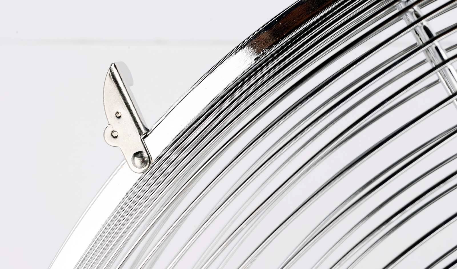 Nahaufnahme eines silbernen Metallkorbs mit glänzenden Streben und einem Schmetterlingsdetail am Rand.