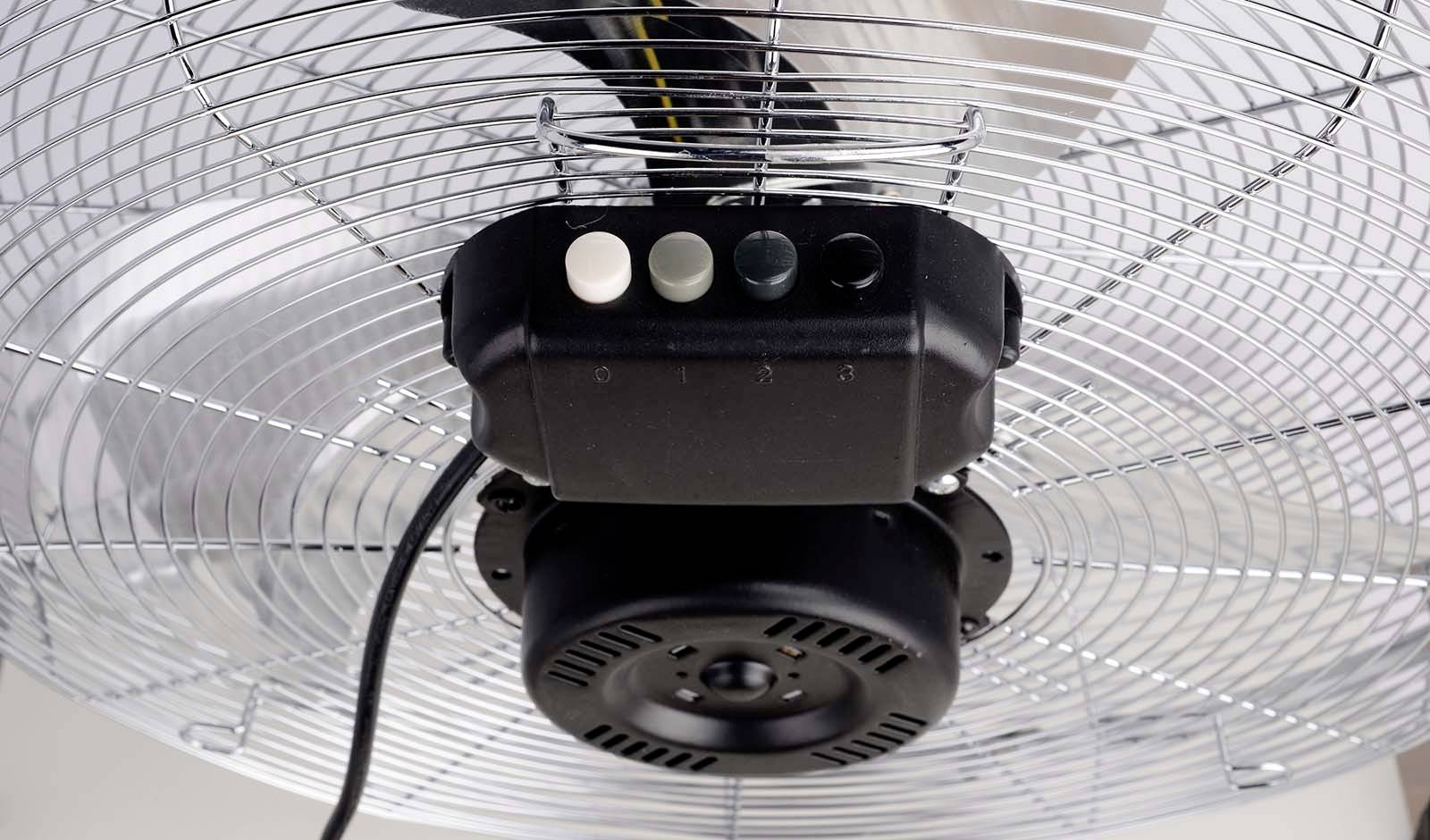 Deckenventilator in Nahaufnahme, zeigt Steuerungsknöpfe und Gitter. Ventilatorblätter sind nicht sichtbar.