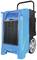 Ein blauer, tragbarer Luftentfeuchter mit einem schwarzen Griff und zwei großen Rädern, geeignet für den Einsatz in großen Räumen.