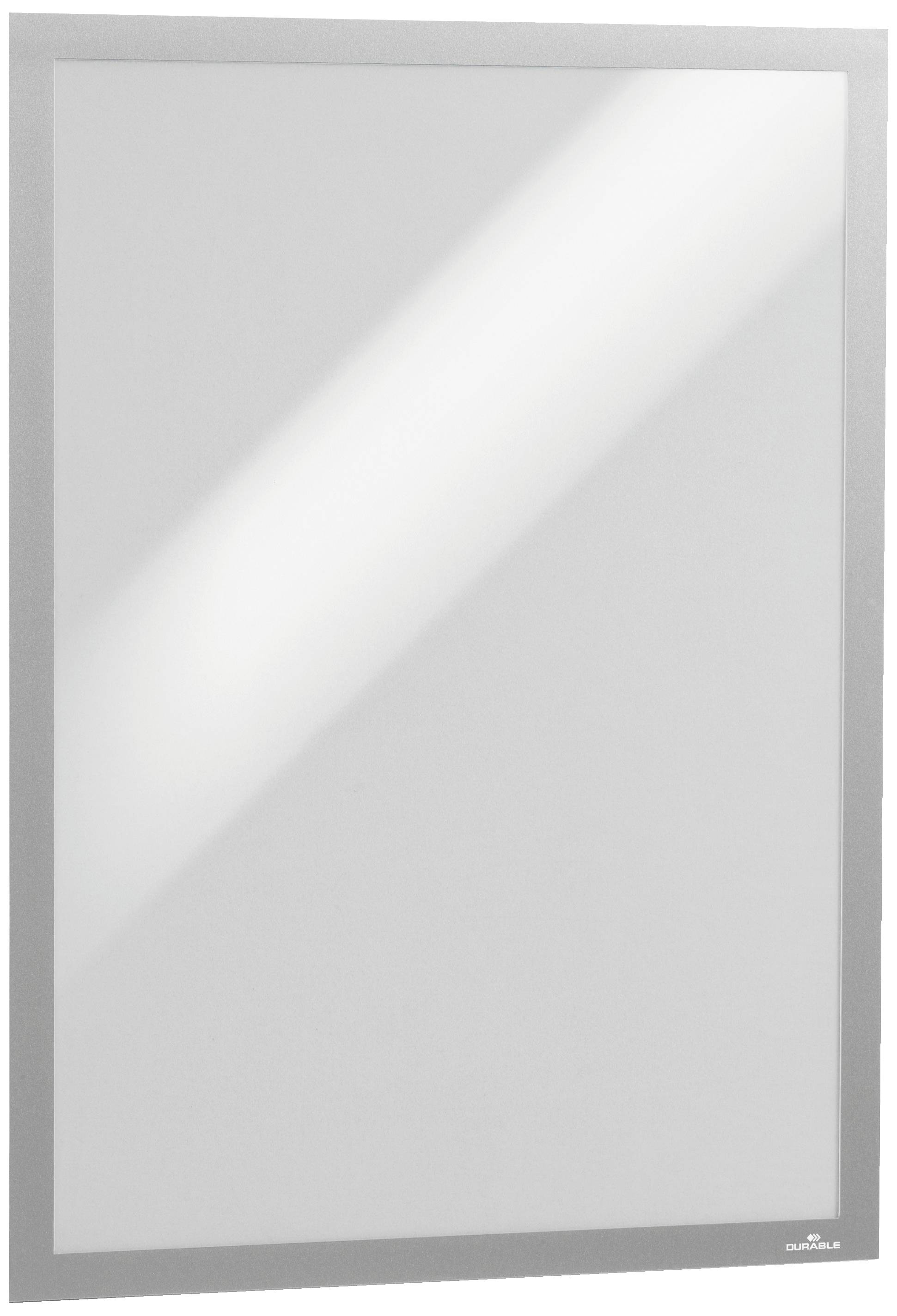 Ein rechteckiger, verspiegelter Badezimmer-Spiegel mit silbernem Rahmen; reflektiert Licht und passt zu modernen Badezimmer-Designs.