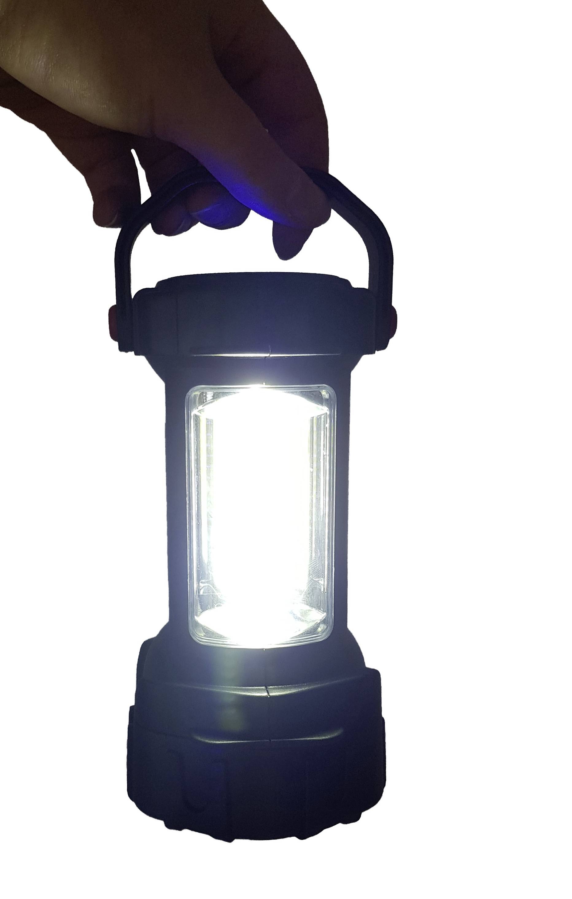 Eine Hand hält eine leuchtende Taschenlampe.