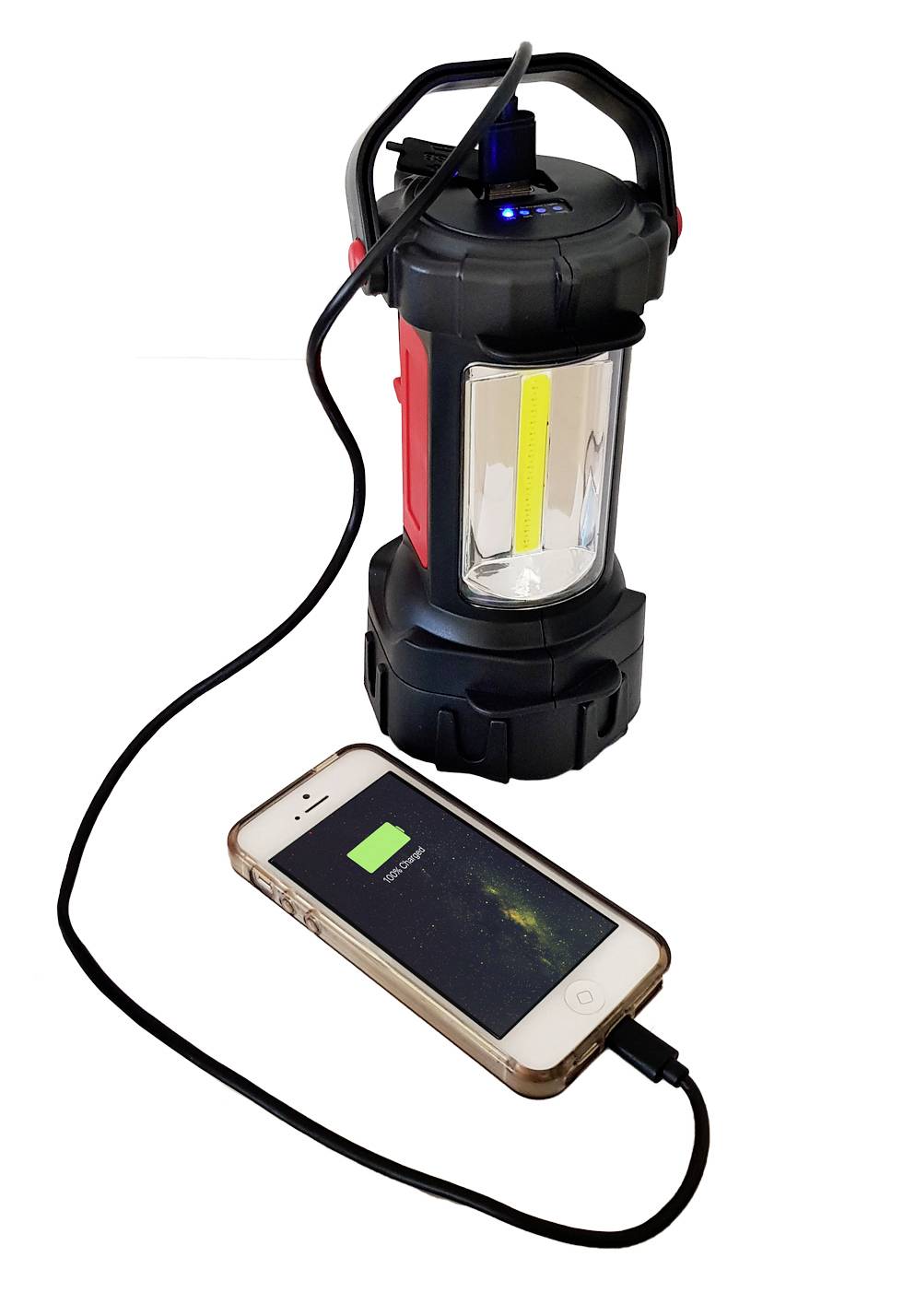 Laterne mit USB-Anschluss lädt ein Smartphone auf. Das Telefon zeigt einen grünen Ladebalken an. Die Laterne hat einen Griff.