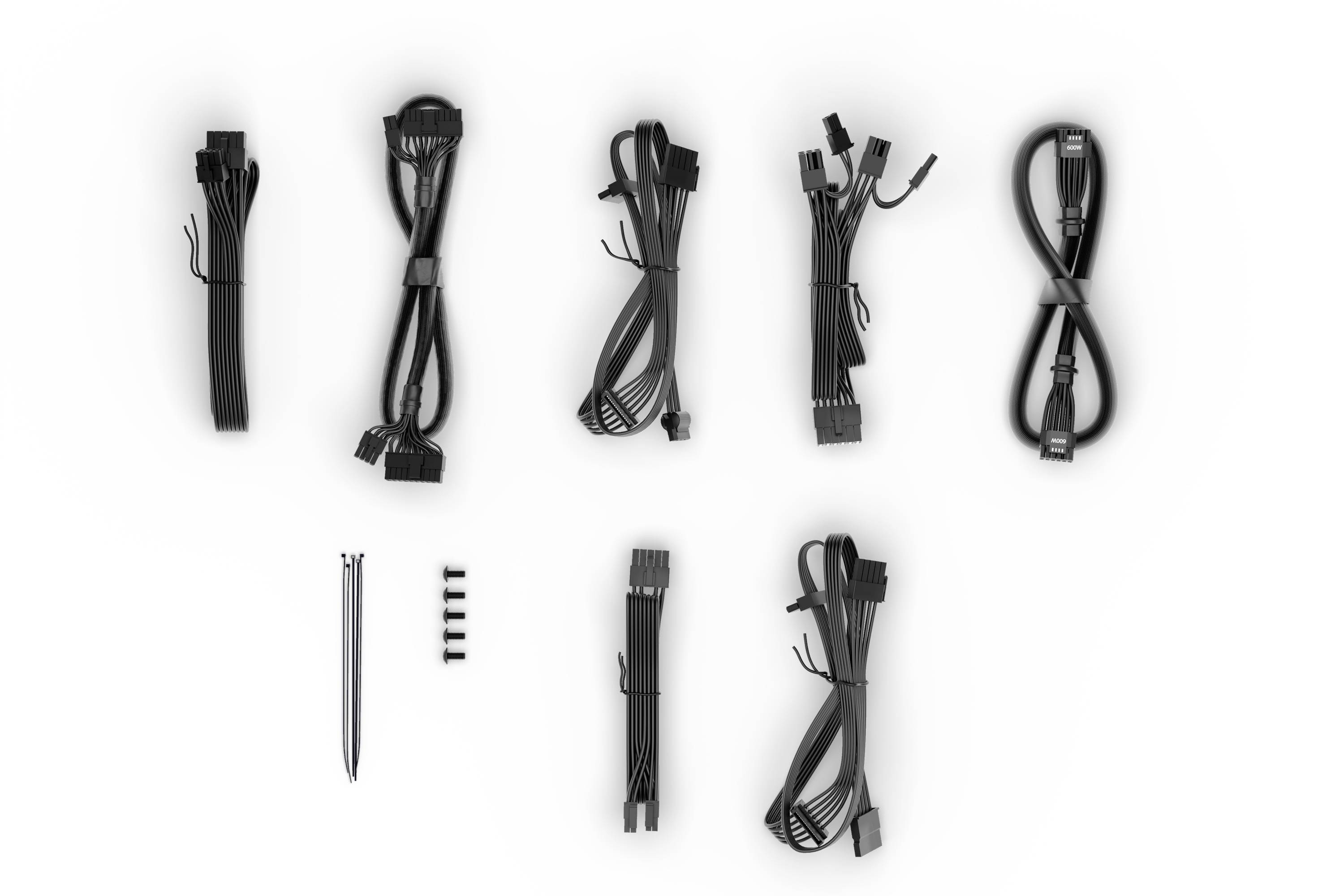 'Acht verschiedene Computer-Stromkabel und Bauteile auf weißem Hintergrund. Enthält Kabelbinder und Adapter.'