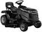 Ein schwarzer Aufsitzrasenmäher mit Lenkrad und Sitz, von der Seite betrachtet. Geeignet für größere Rasenflächen.