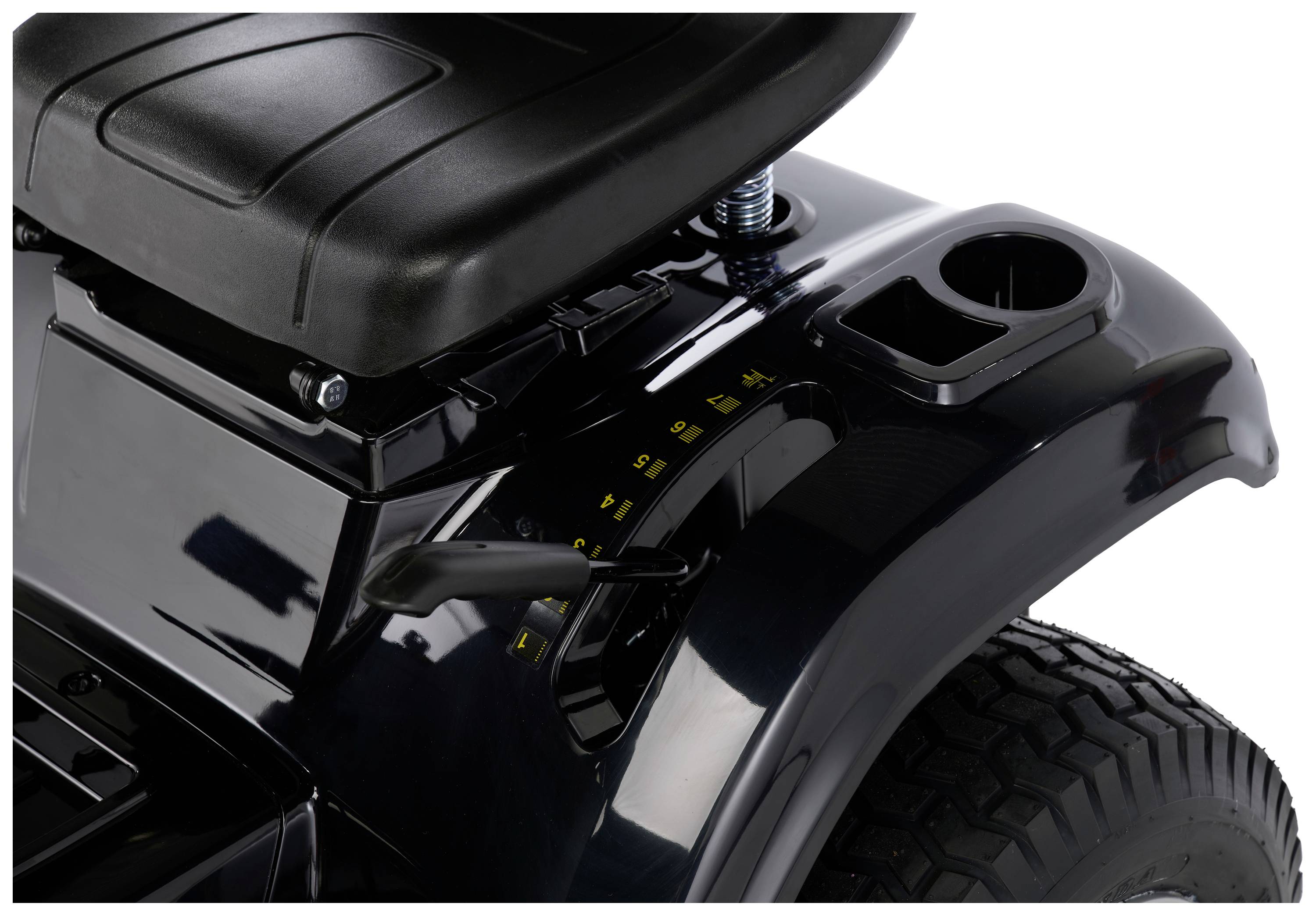 Nahaufnahme eines Mobilitätsscooters, zeigt den Sitz, die Steuerungselemente und die robuste Bereifung.