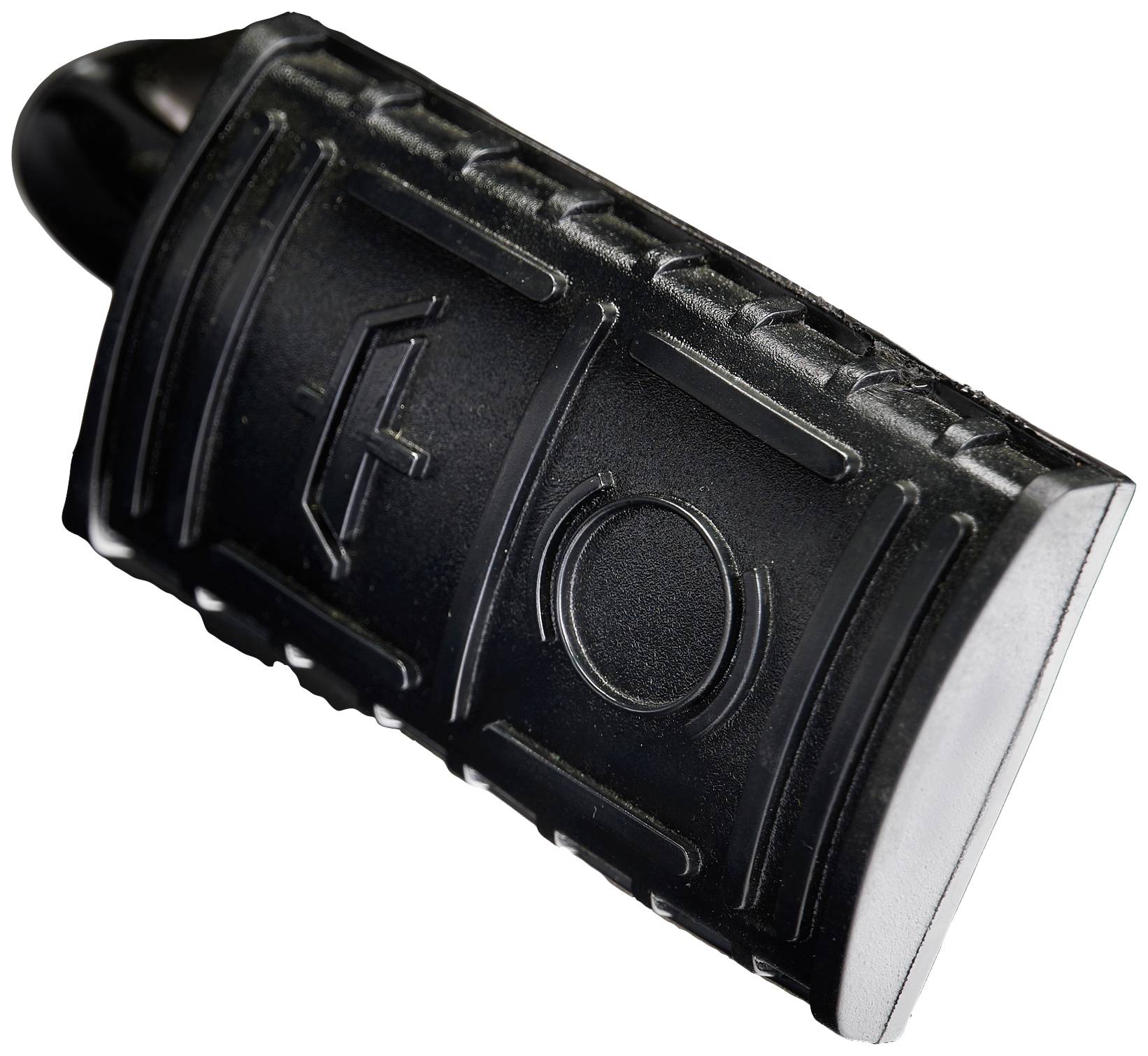 Schwarzer, rechteckiger Gegenstand mit eingeprägtem Symbol und rauer Oberfläche.